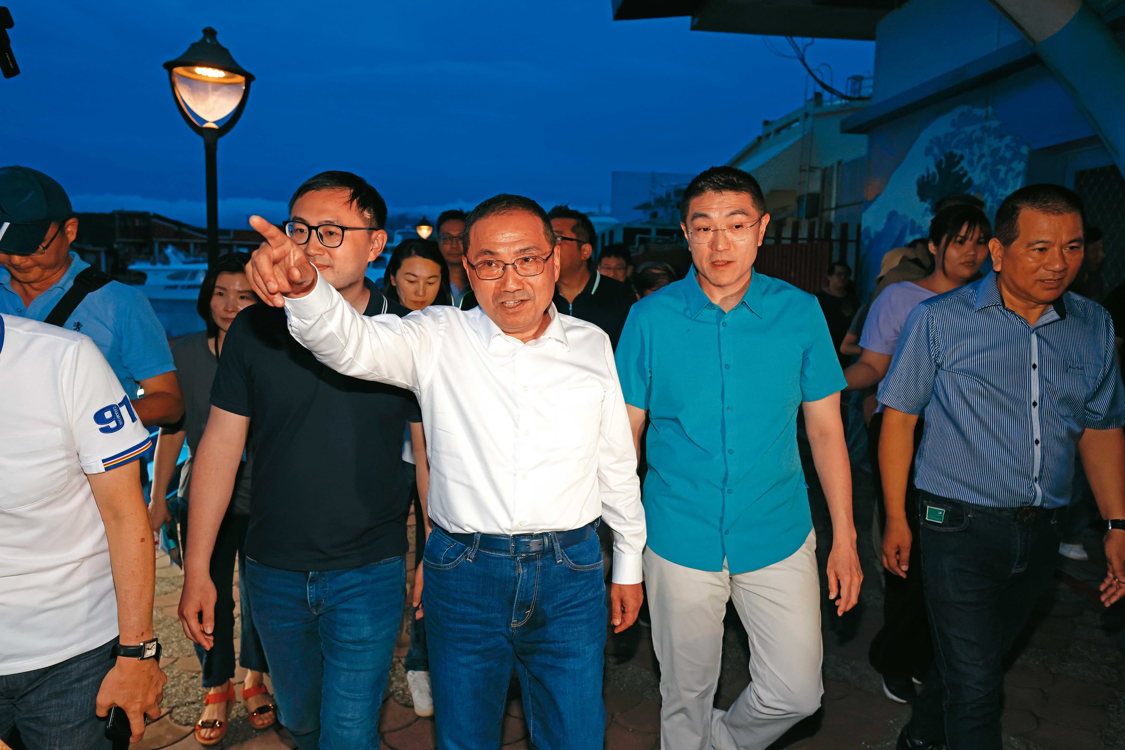 北北桃3位首長藉市政議題輪流合體謝國樑(右),一展力挺態度。中為新北市長侯友宜。