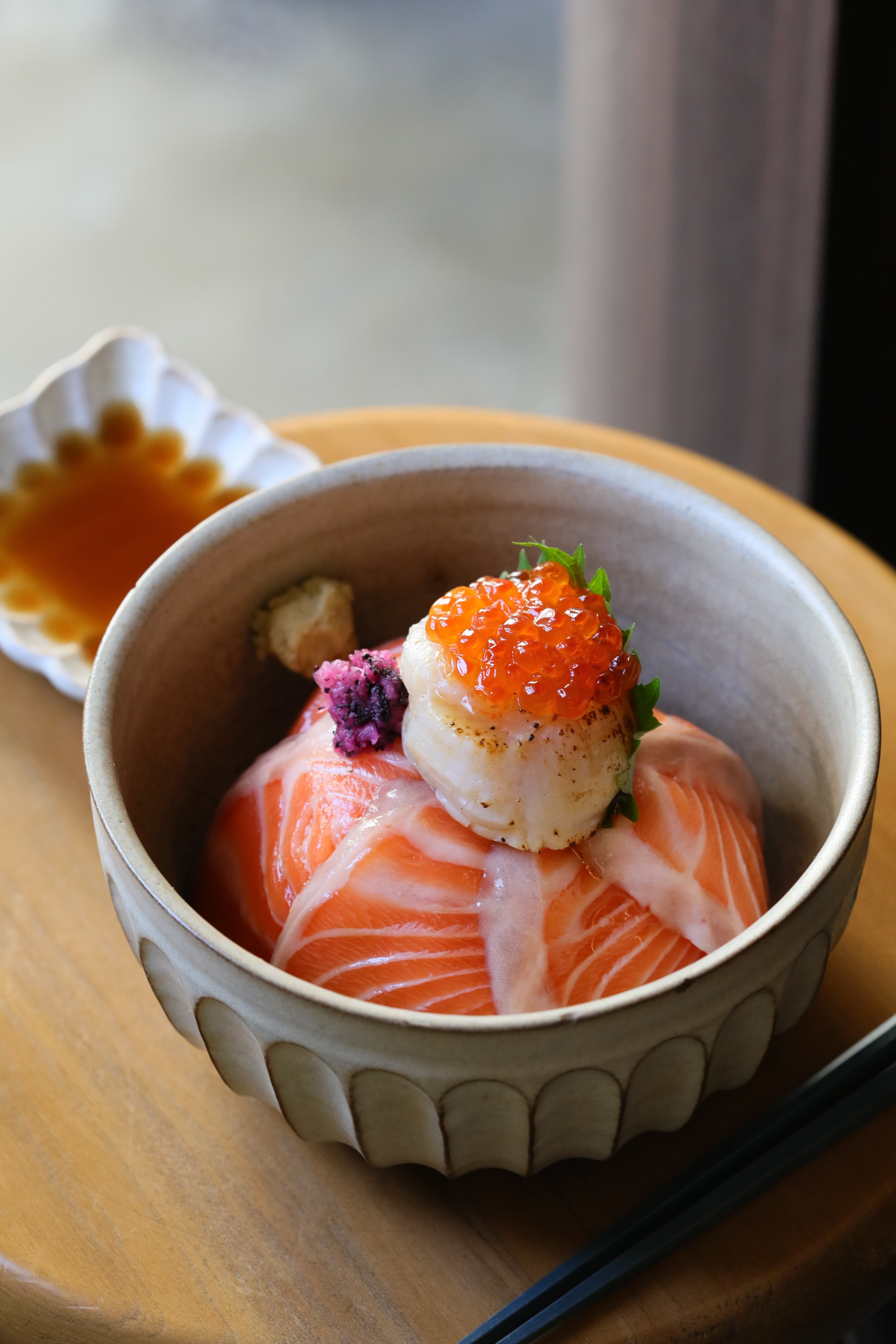 人氣招牌「鮭魚親子干貝丼」鮭魚厚切搭配炙燒過的日本進口干貝。(680元/份)