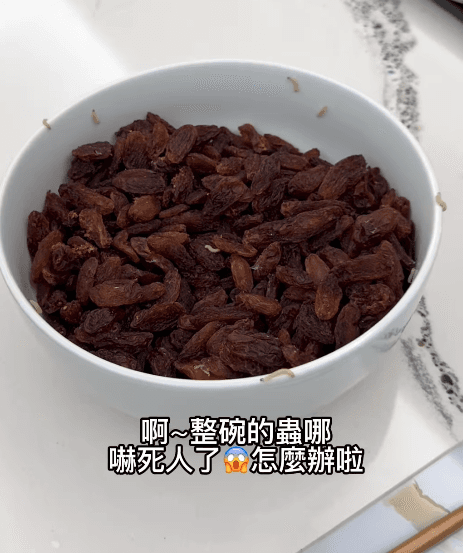 徐薇把整包果乾倒出,發現有更多小蟲。(翻攝自IG)