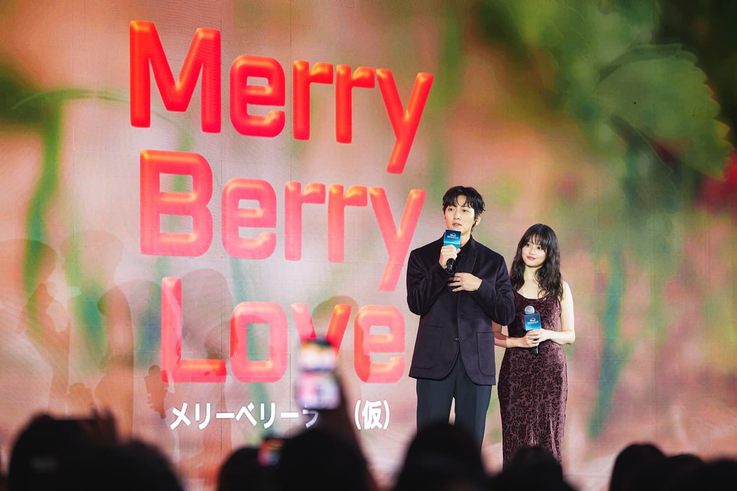 池昌旭(左)搭檔日本女星今田美櫻在新劇《Merry Berry Love》譜跨國戀。(Disney+提供)