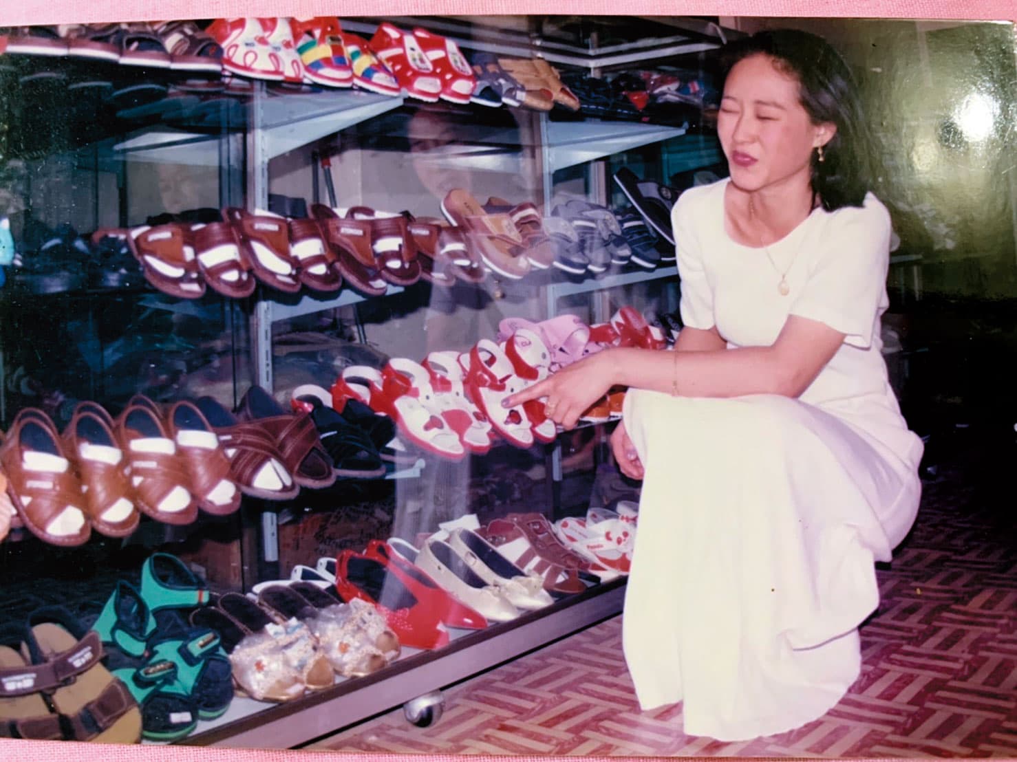 閃淑娟曾經學過裁縫,23歲時在緬甸開精品服飾店。(閃淑娟提供)