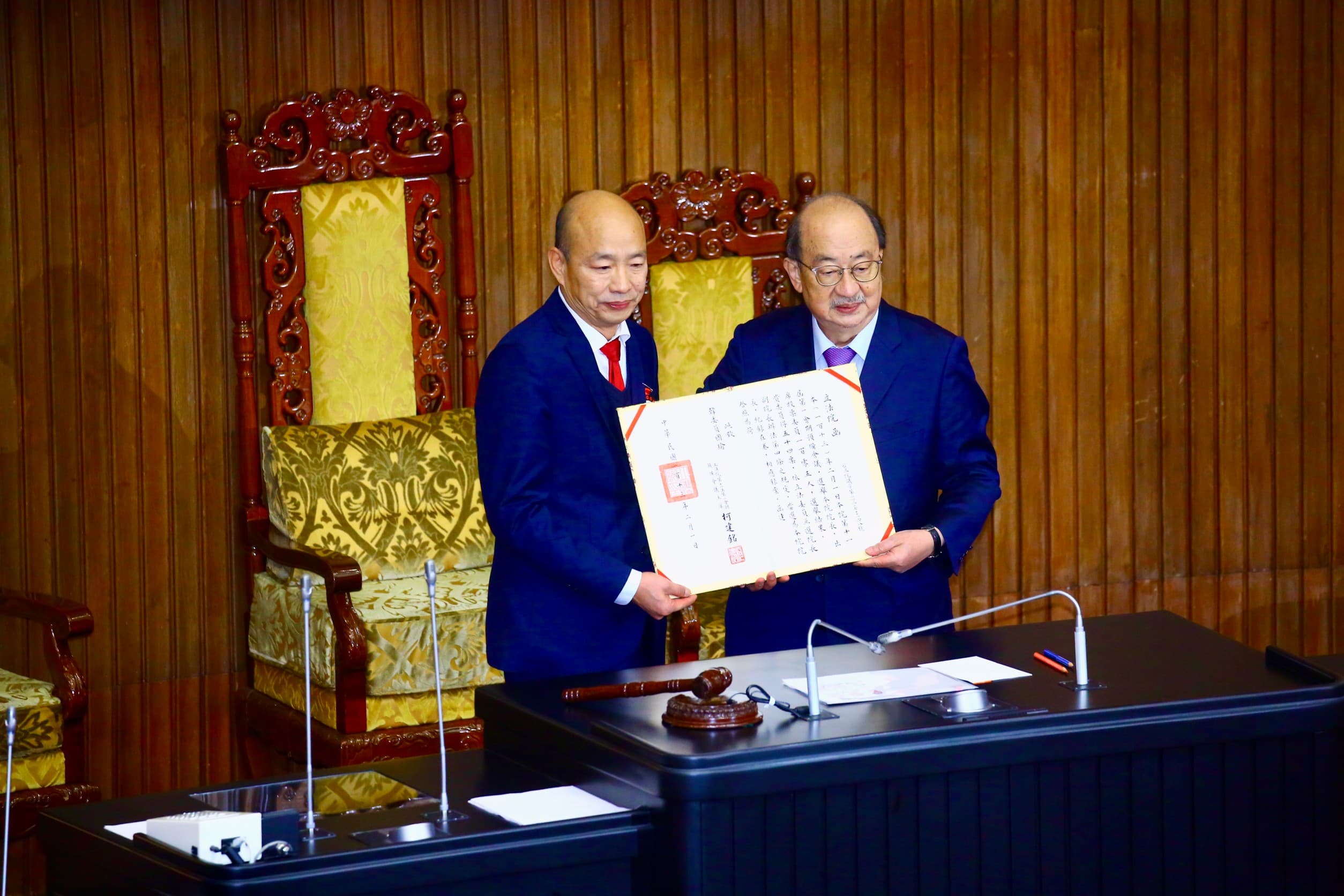 柯建銘擔任立法院長改選會議主席,將當選證書頒發給韓國瑜。