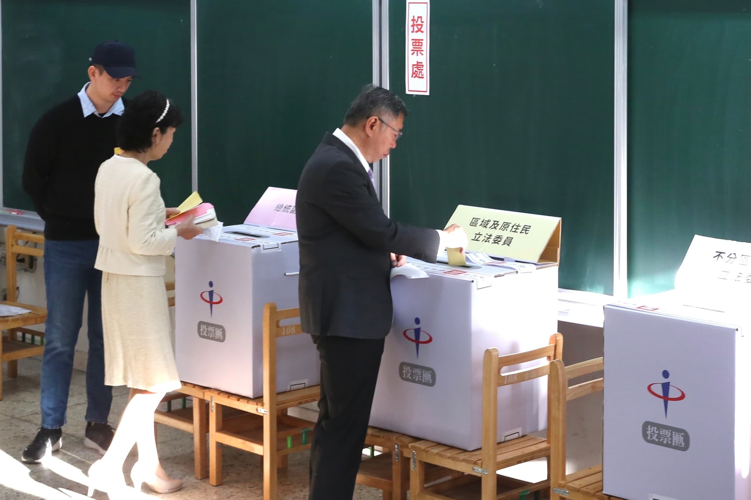 柯文哲和陳佩琪完成投票。