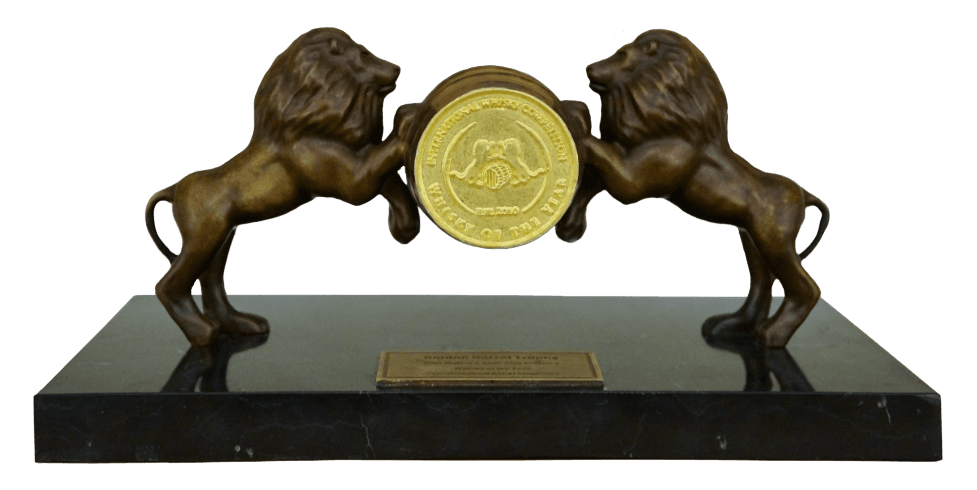 金橡木桶冠軍獎盃(Golden Barrel Trophy)是威士忌工藝的最高象徵,雕塑兩隻雄獅扶持威士忌橡木桶,銅雕表面綴有24K金箔,每屆「威士忌世界冠軍」得主皆於大理石基座上刻名留念,堪比威士忌界的「世界盃」。(翻攝網路)