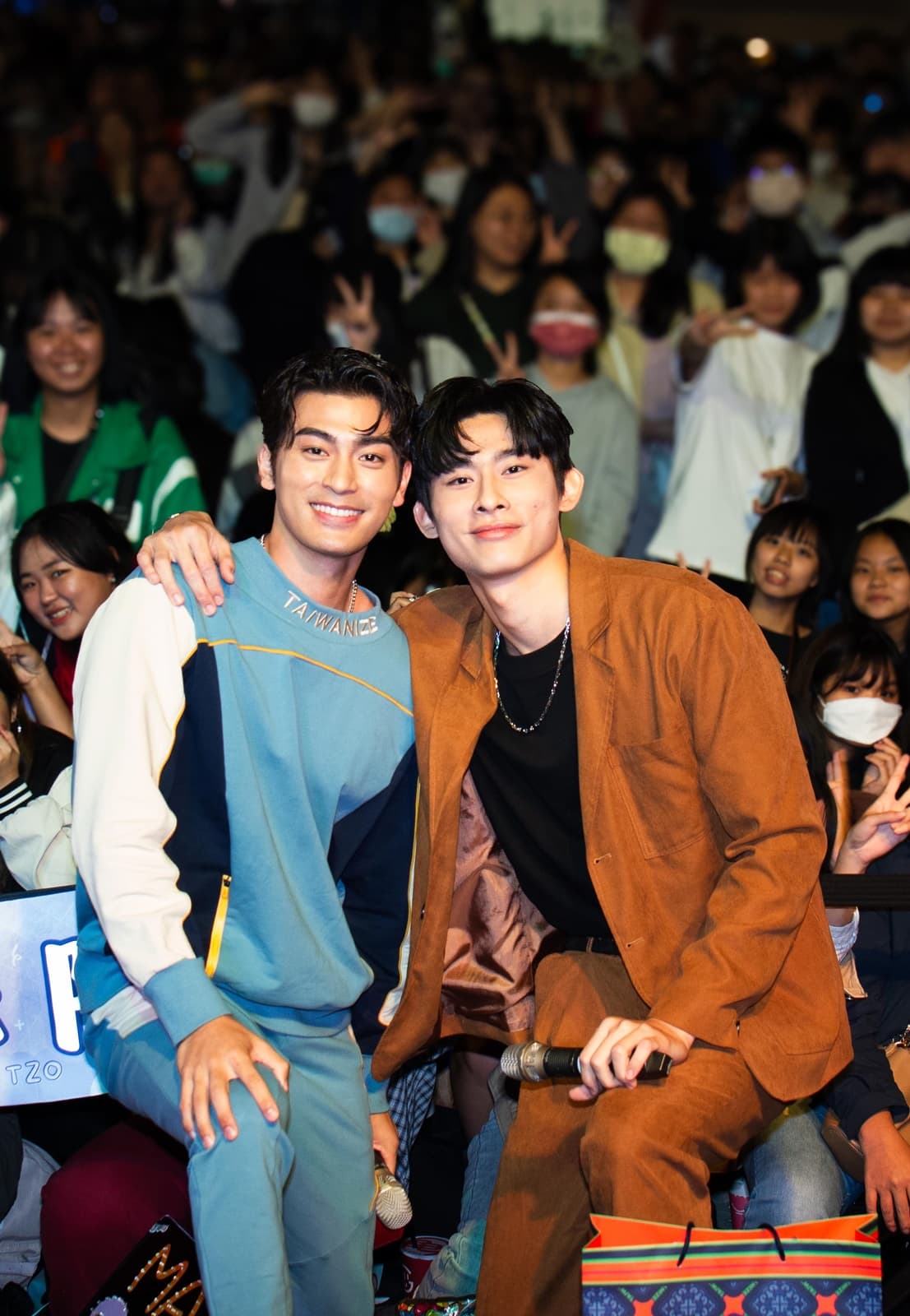 近來大勢BL劇《奇蹟》主角徐愷、林毓桐也現身國際彩虹文化節,引粉絲尖叫。(台北市國際彩虹文化節提供)