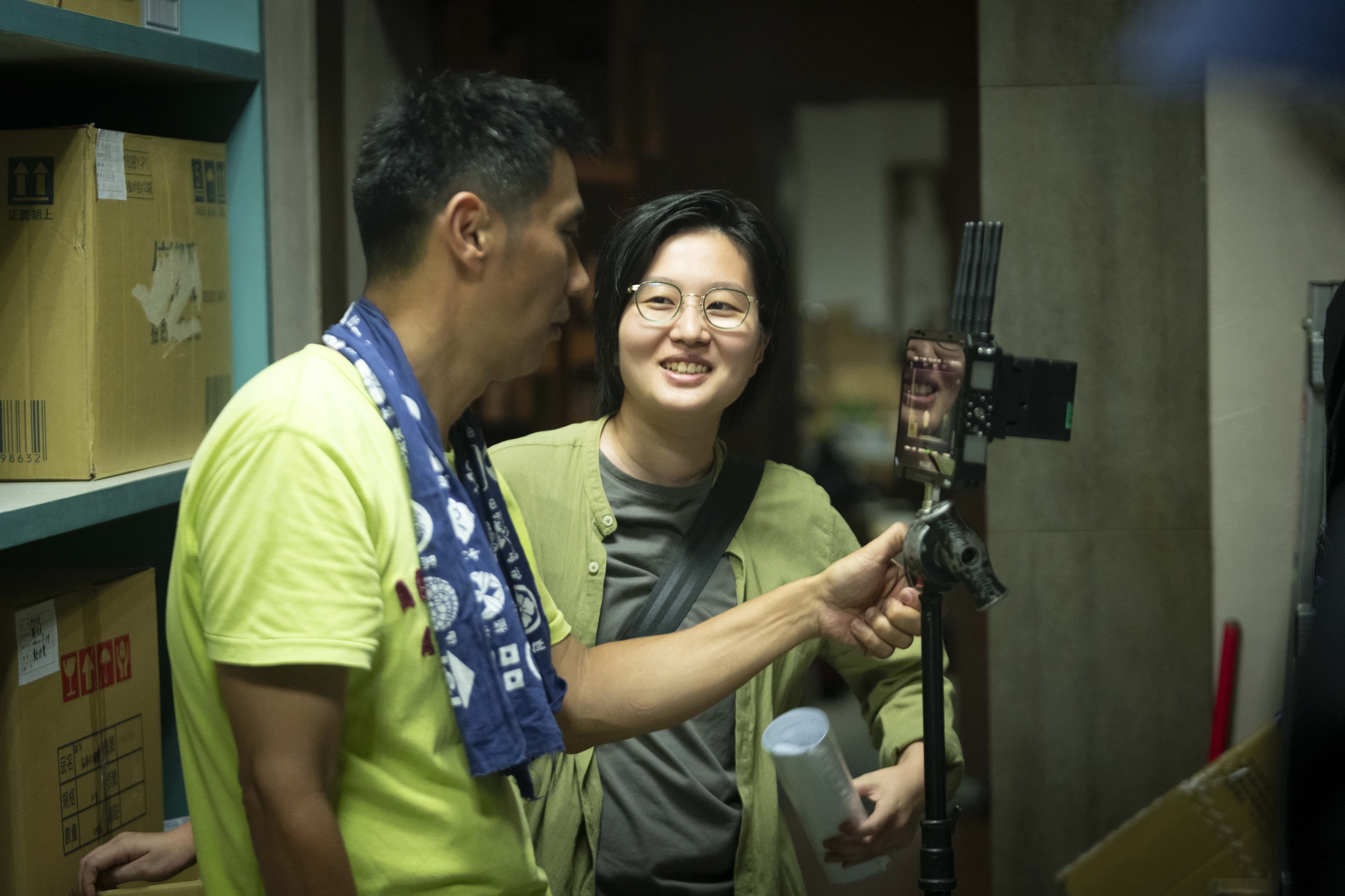 影集《人生清理員》由同名電視電影版的製作人楊凱婷(右)與導演陳大璞(左)領軍打造。(果陀娛樂提供)