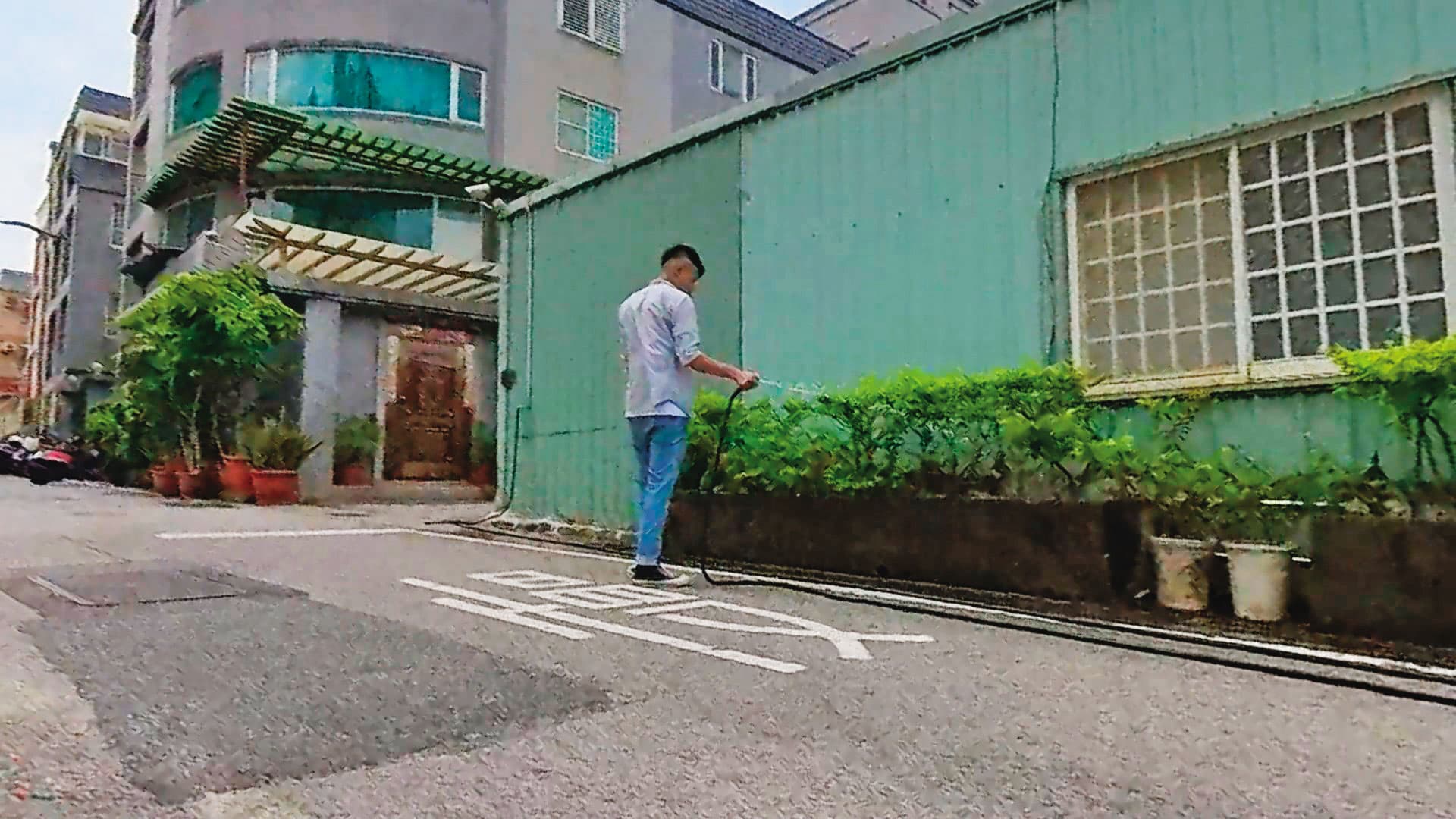 洪允典的私人招待所,被直擊找議會職員去澆花,引發議論。(讀者提供)