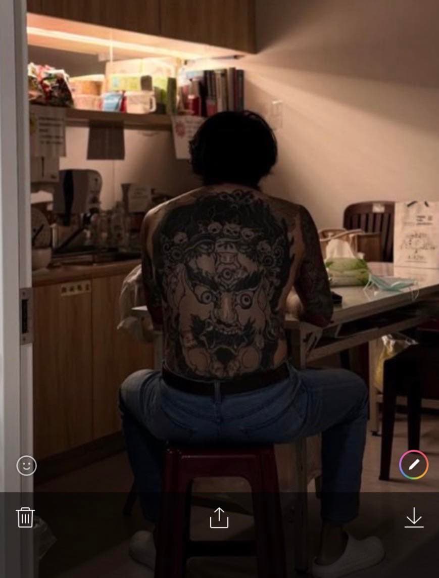 張姓醫師在加護病房脫光上衣拍下全身刺青照,讓林家人擔心恐造成感染。(讀者提供)