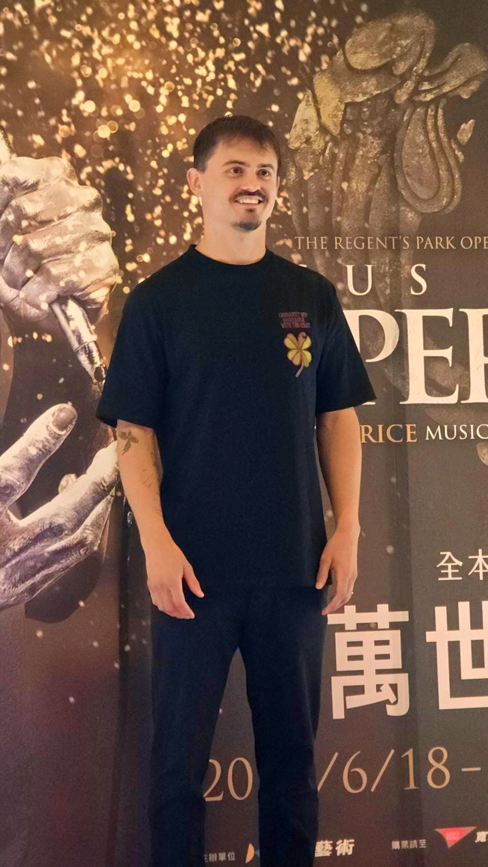路克·史崔特(Luke Street)詮釋的耶穌不只是神性的象徵,而是一個有情感、有掙扎的真實人物。