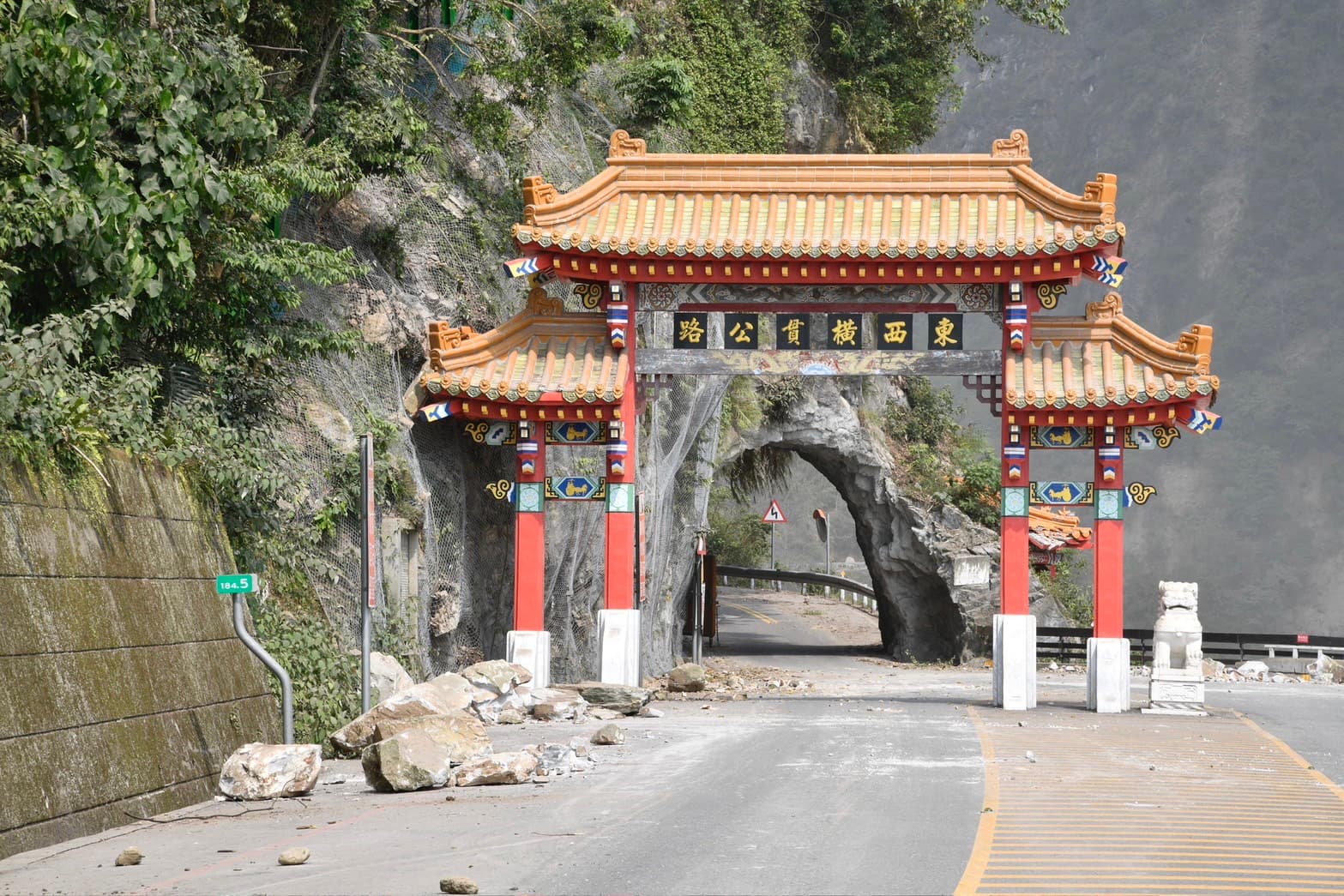 儘管四處都是落石,但太魯閣路口牌坊在403地震當時並未受損。(本刊資料照)