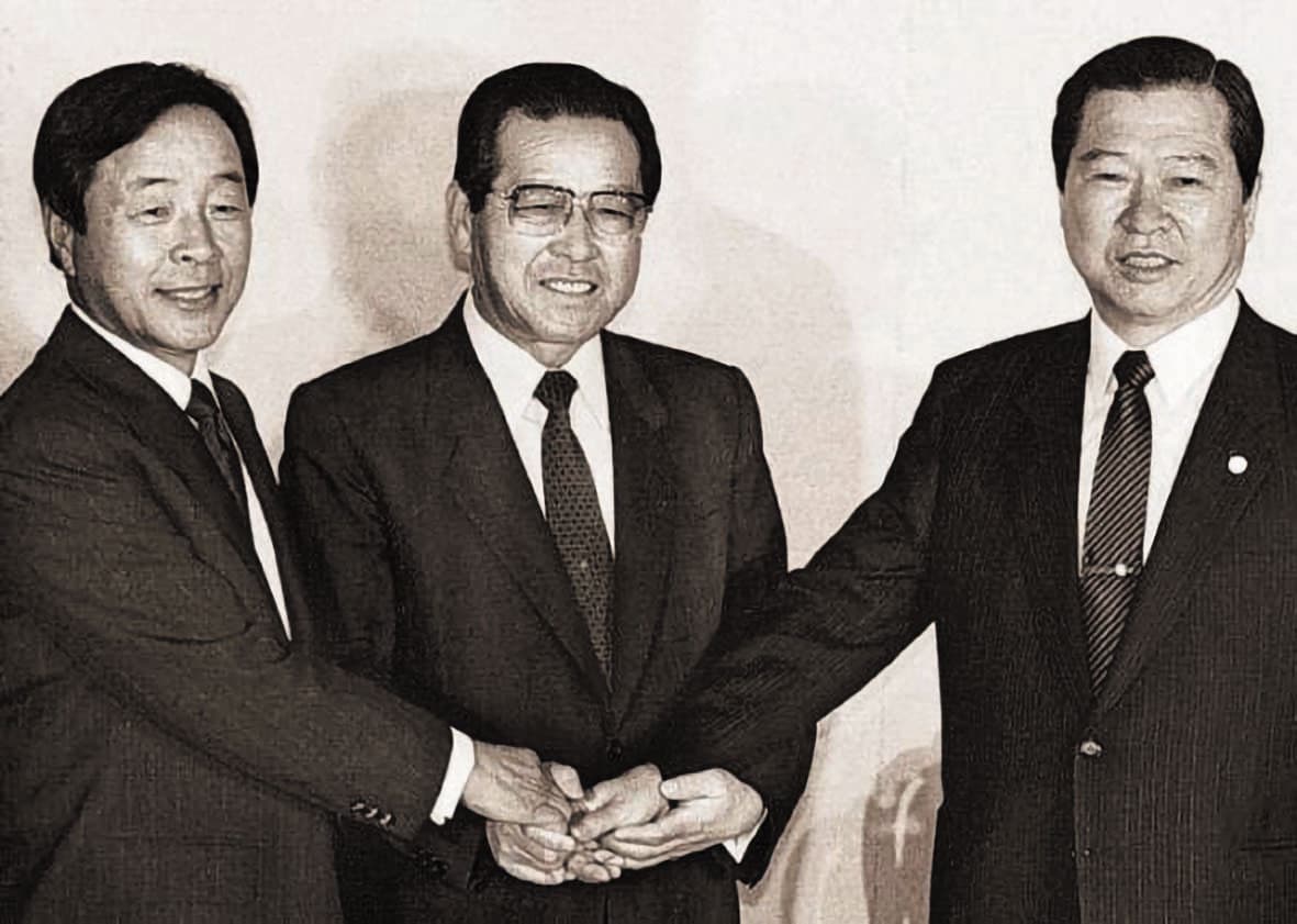 被稱為「三金」金鍾泌(中)、金大中(右)、金泳三(左),對韓國的現代化和民主化皆有重大貢獻。(翻攝北韓DB)