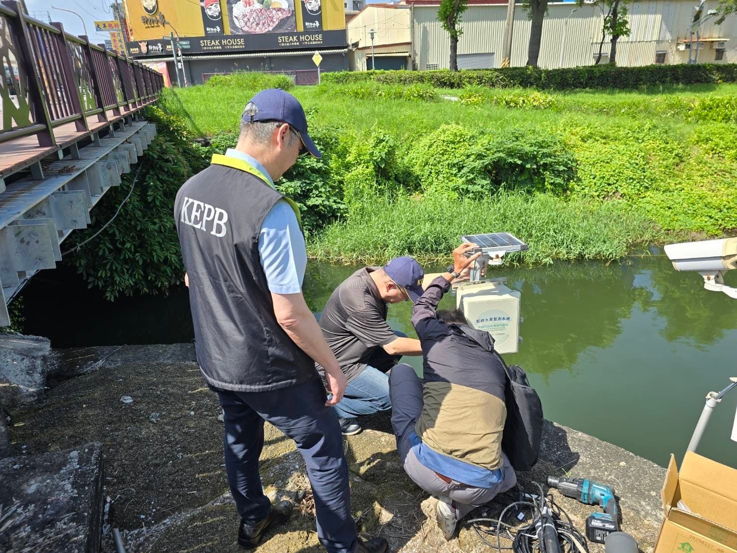 高雄楠梓區後勁溪近日浮出多達5000公斤的魚屍,環保局擴大稽查後,發現5家業者違法排放含油脂白濁的污水。(高市環保局提供)