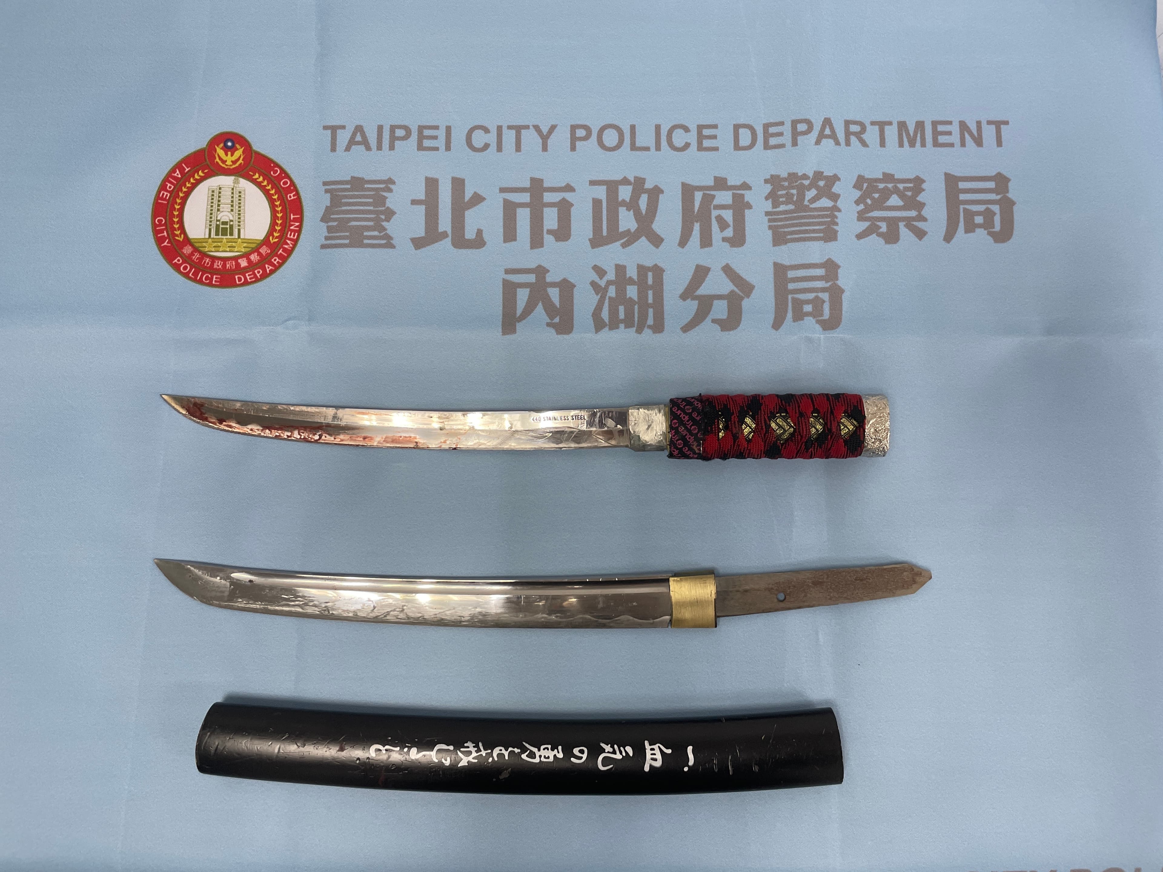 警方查扣李男犯案用的小武士刀。（翻攝畫面）