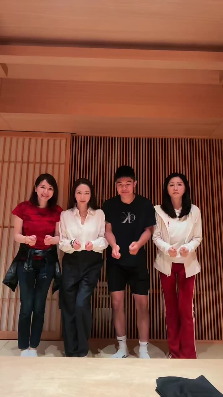 蔡依珊(左起)、蔡依倫、連定捷錄影片跳舞。(翻攝蔡依珊小紅書)