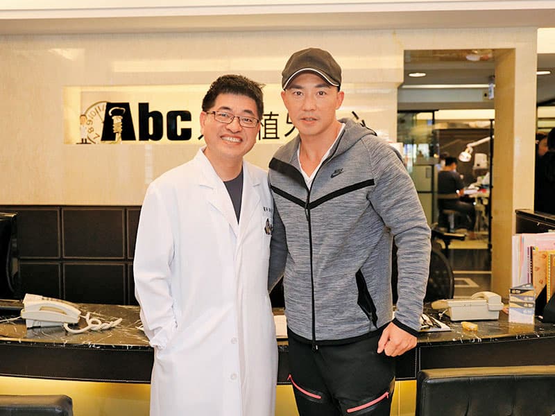Abc牙醫聯盟名氣大,許多政商名流、演藝圈藝人都是他們的病患,官網上名人推薦曾貼出謝尚廷(左)與藝人劉畊宏(右)合照攬客。(翻攝Abc牙醫聯盟網站)