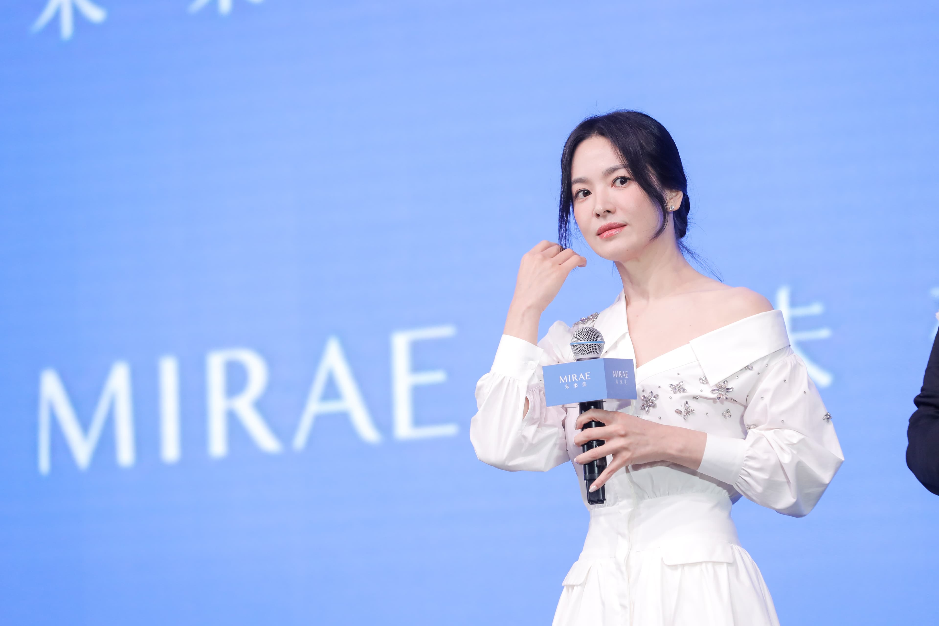 宋慧喬不斷整理臉蛋兩側的頭髮,讓她原本就很小的臉蛋顯得更小。