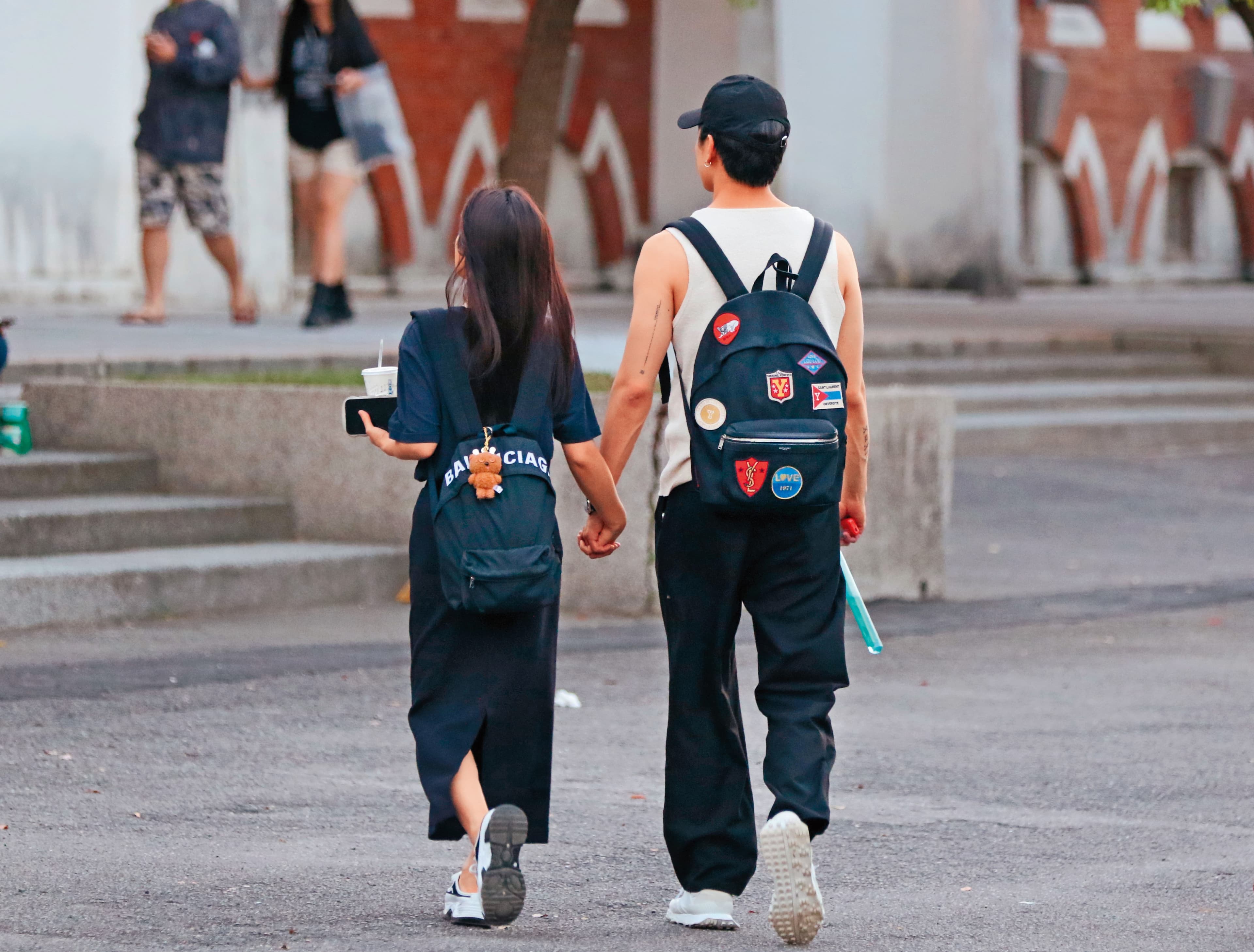 17:10 結束草原約會後,兩人牽著手離開去搭車。