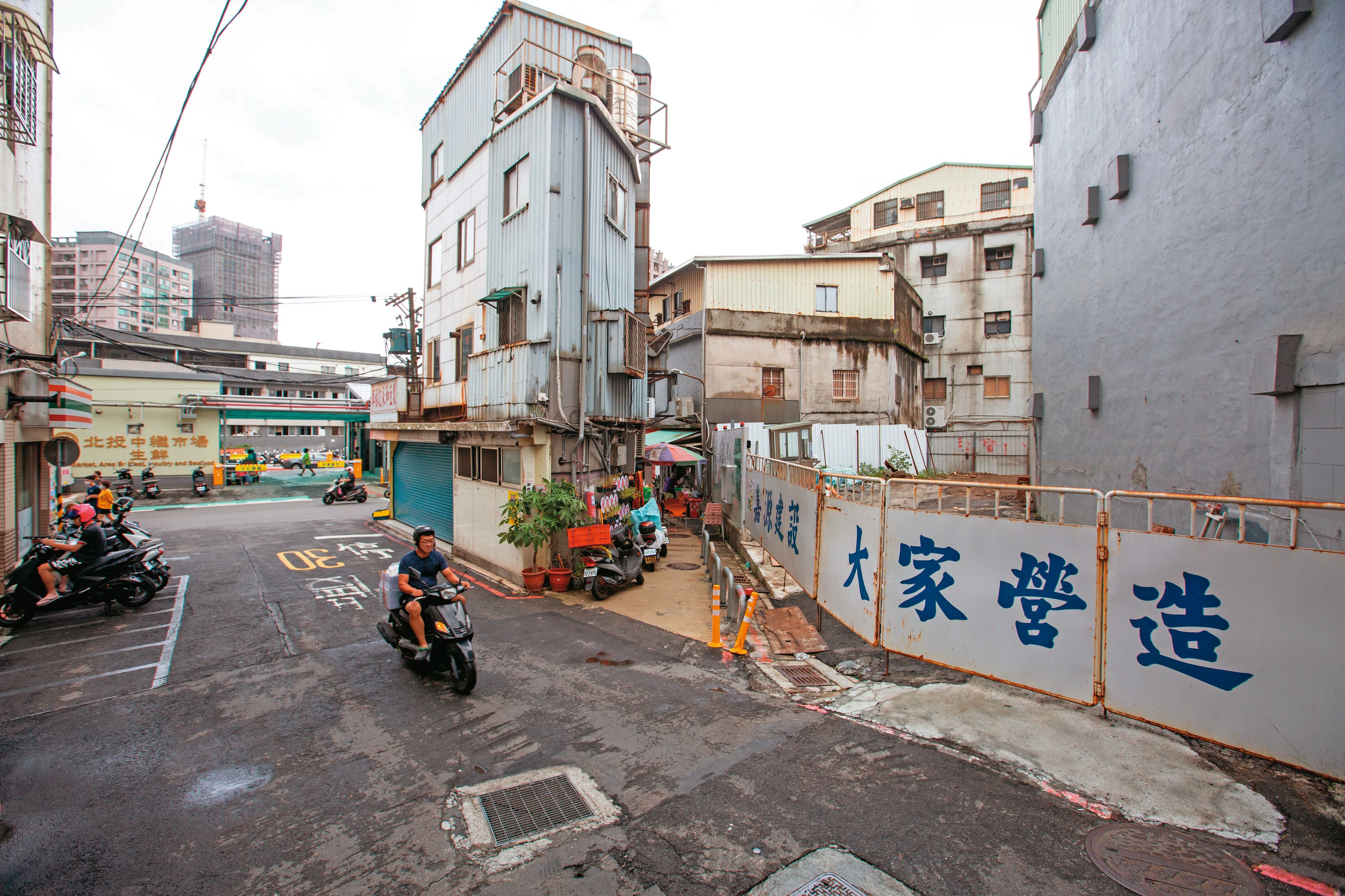 因資金來源限縮,有中小型建案發生爛尾樓事件,打擊消費者信心。