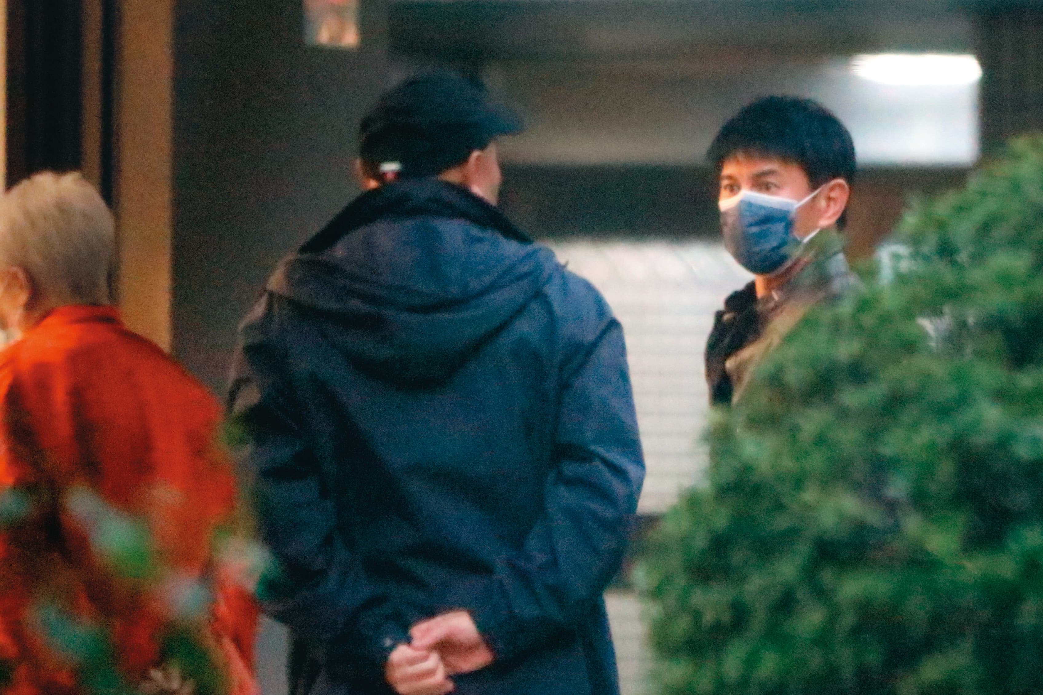 1/12,17:14吳奇隆(右)在咖啡店跟一對男、女長輩碰面,不久後就驅車離去。
