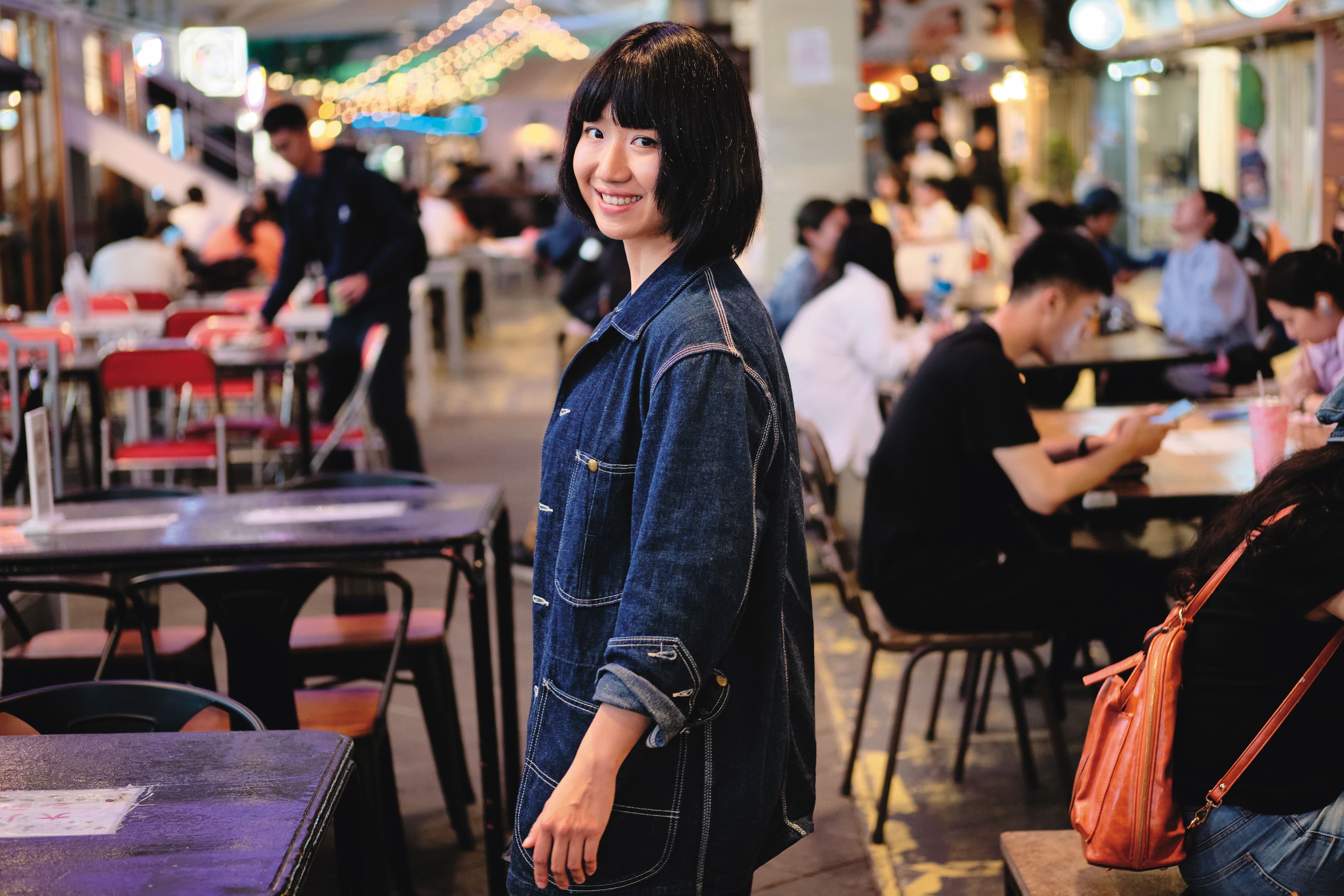 許微其在台灣逐漸鬆弛下來,嘗試對生活報以燦笑。圖為她在台灣逛市集。