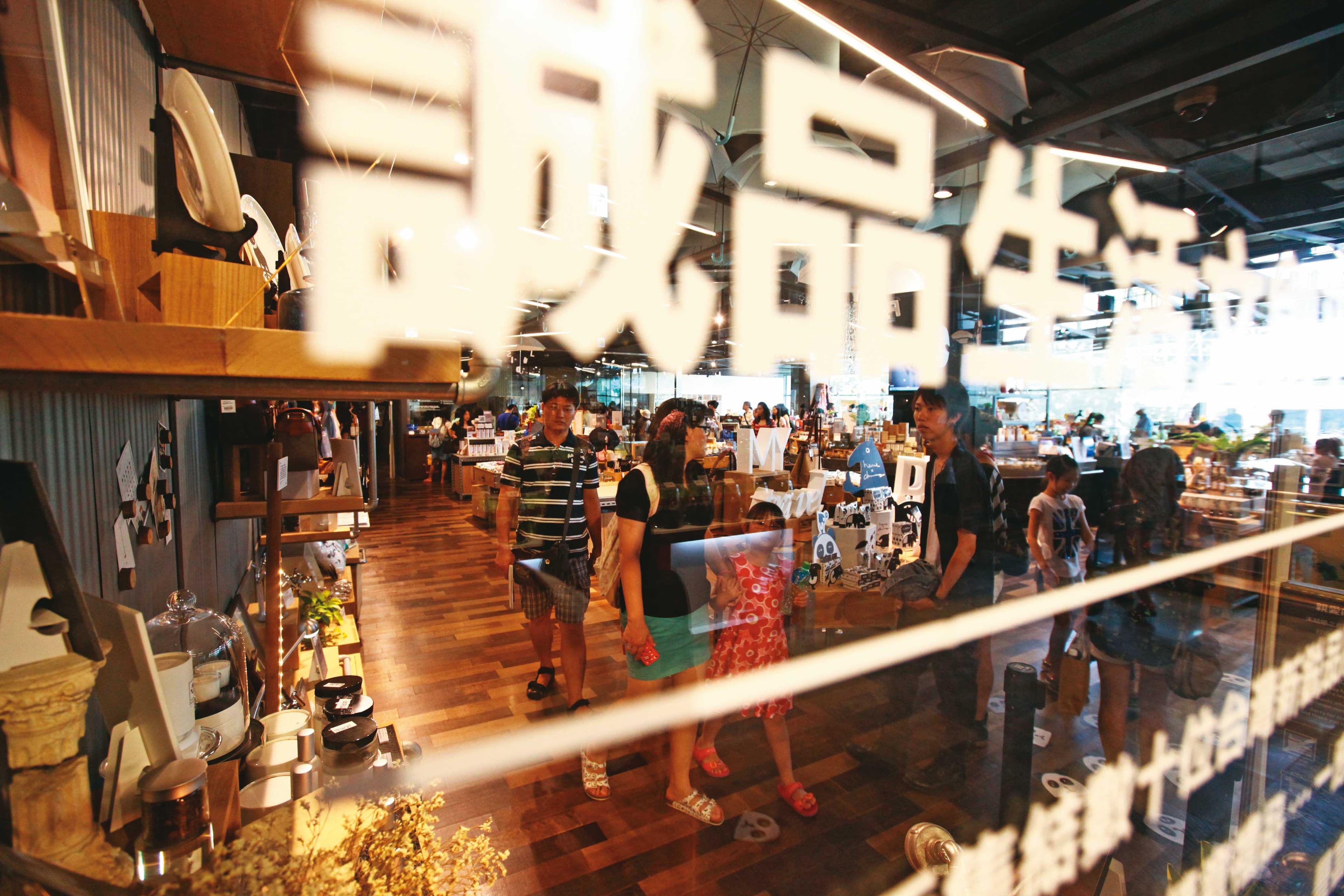 看好大巨蛋商圈崛起,誠品董事長吳旻潔去年把24小時書店移到松菸店。(資料照片)