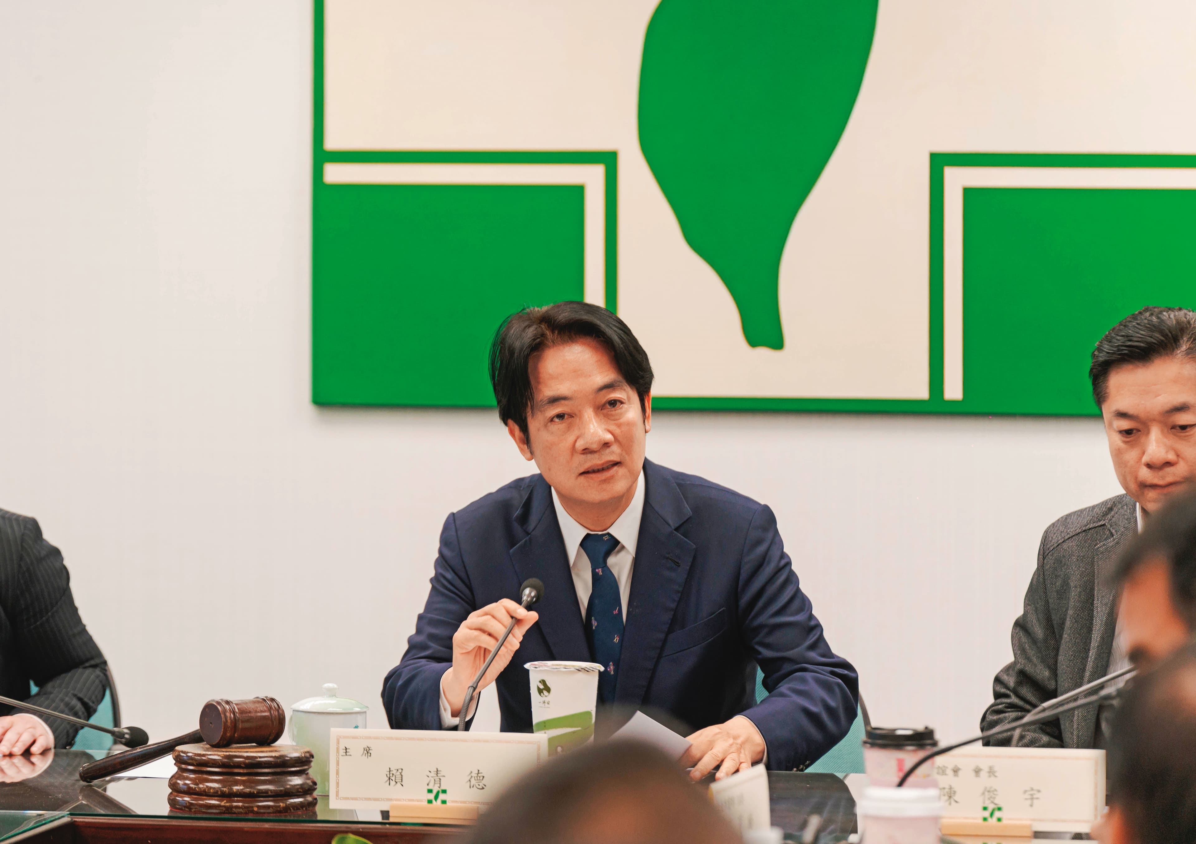 賴清德(左)就任後的首次期中選舉備受矚目,傳出黨部有意將初選提前半年。(民進黨提供)