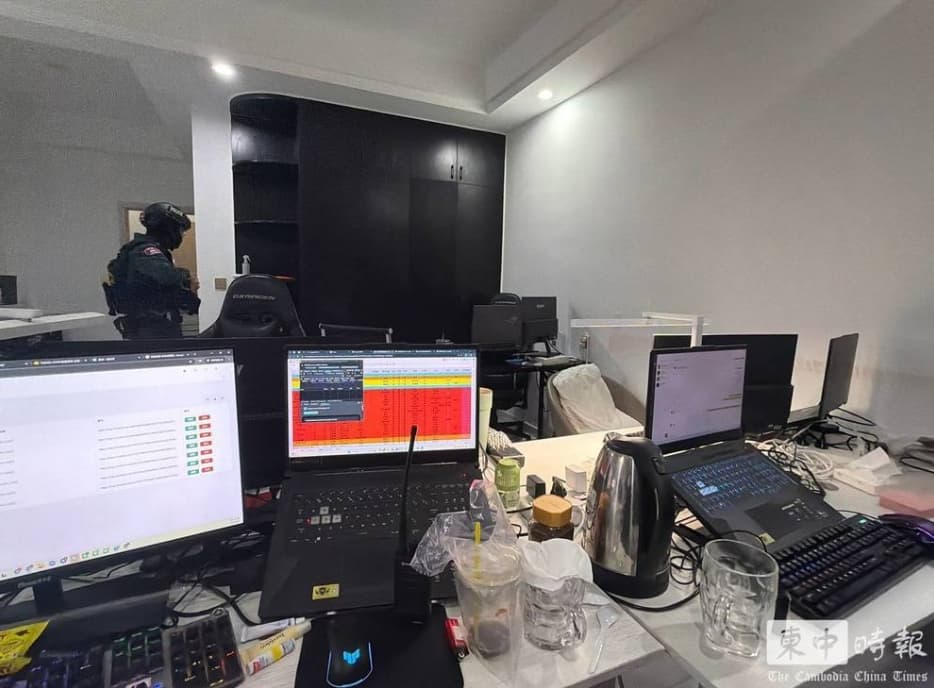 柬埔寨金邊警方破獲詐騙據點,查獲許多做案工具。(柬中時報)