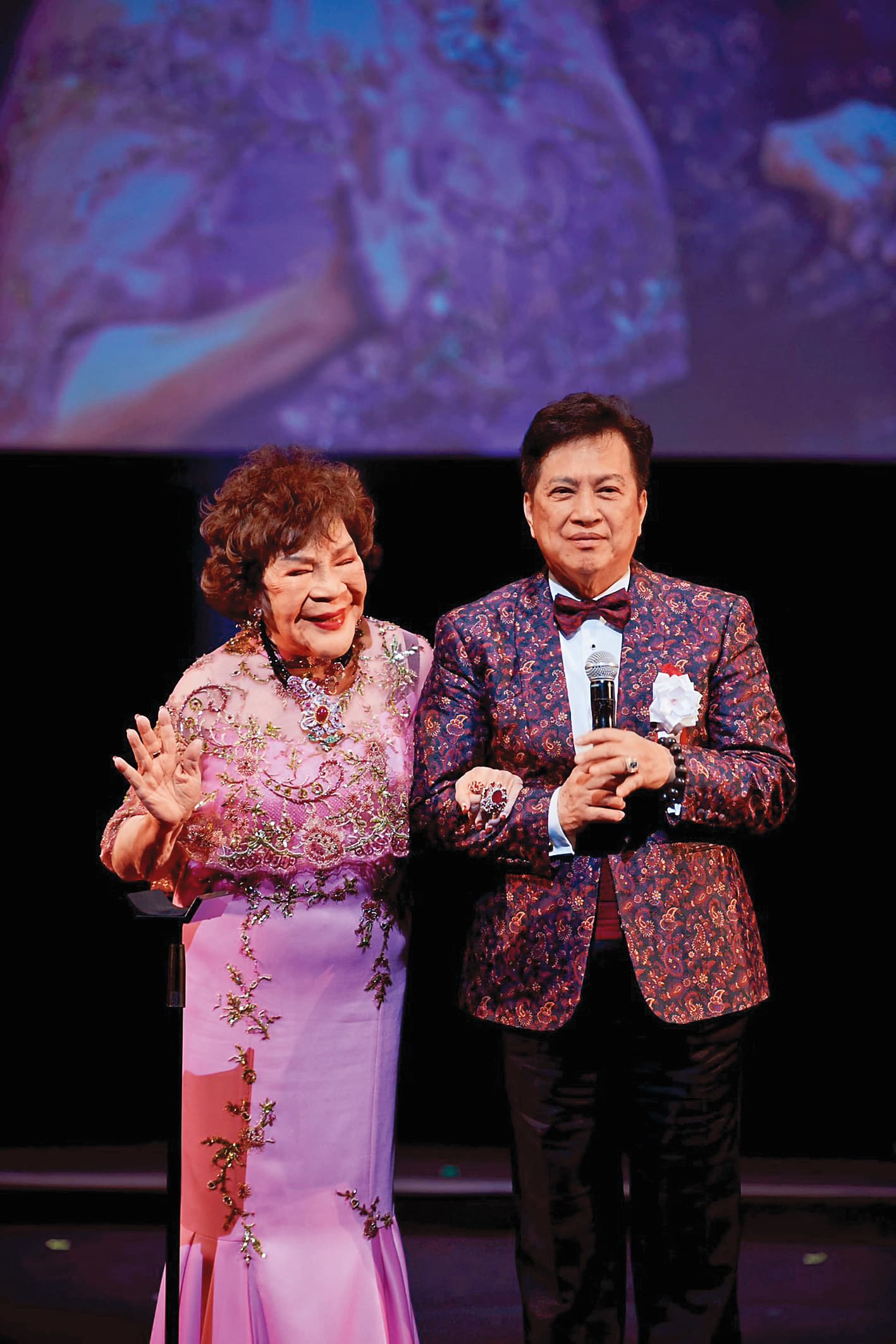 阿姑周遊(左)雖高齡88歲,但和老公李朝永(右)接受幹細胞外泌體治療後,房事有如枯木逢春。(讀者提供)