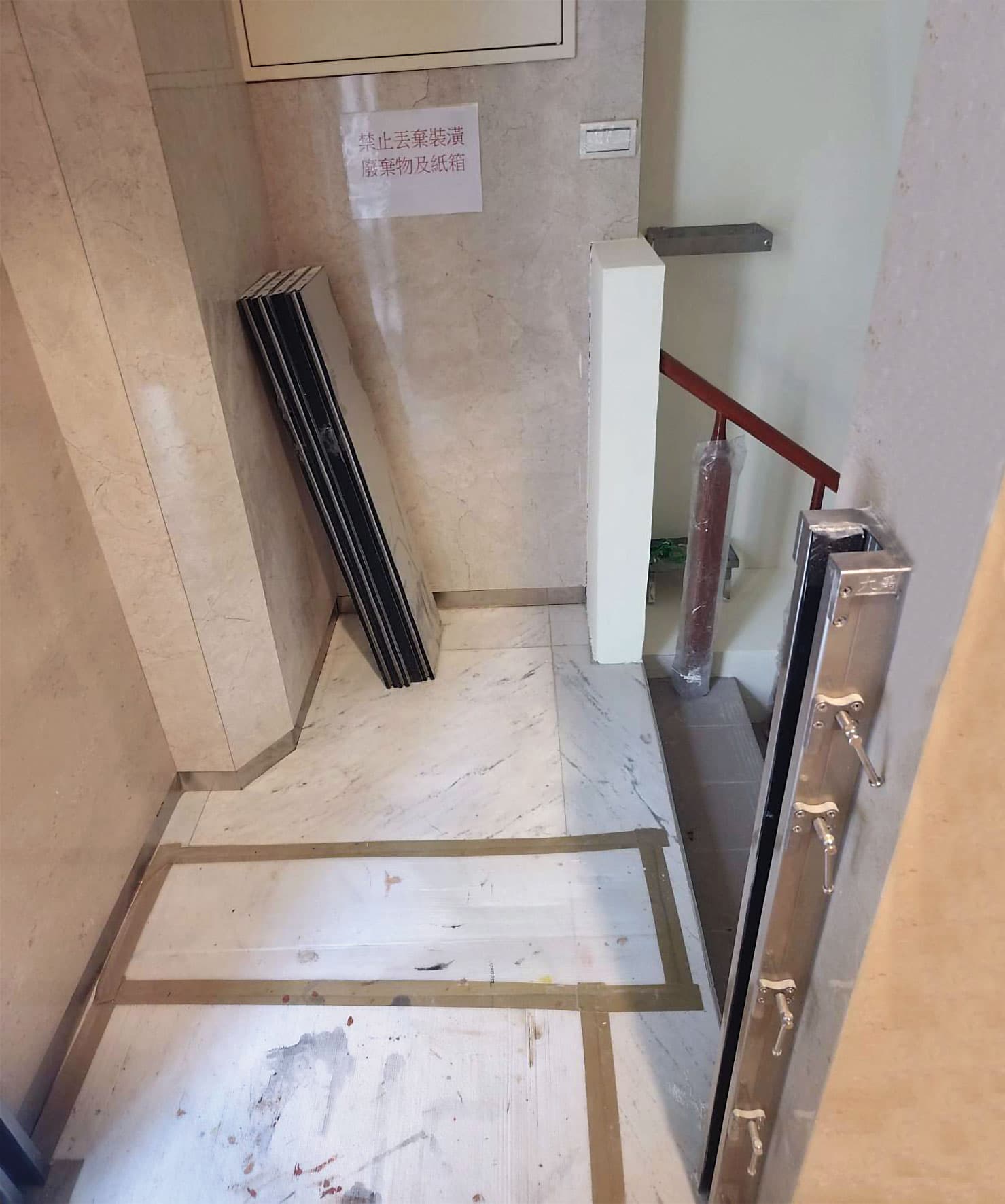 劉進明指出,恆合建設將大門外推後,讓防水閘門(箭頭指處)失去原本效用。(李育材攝)