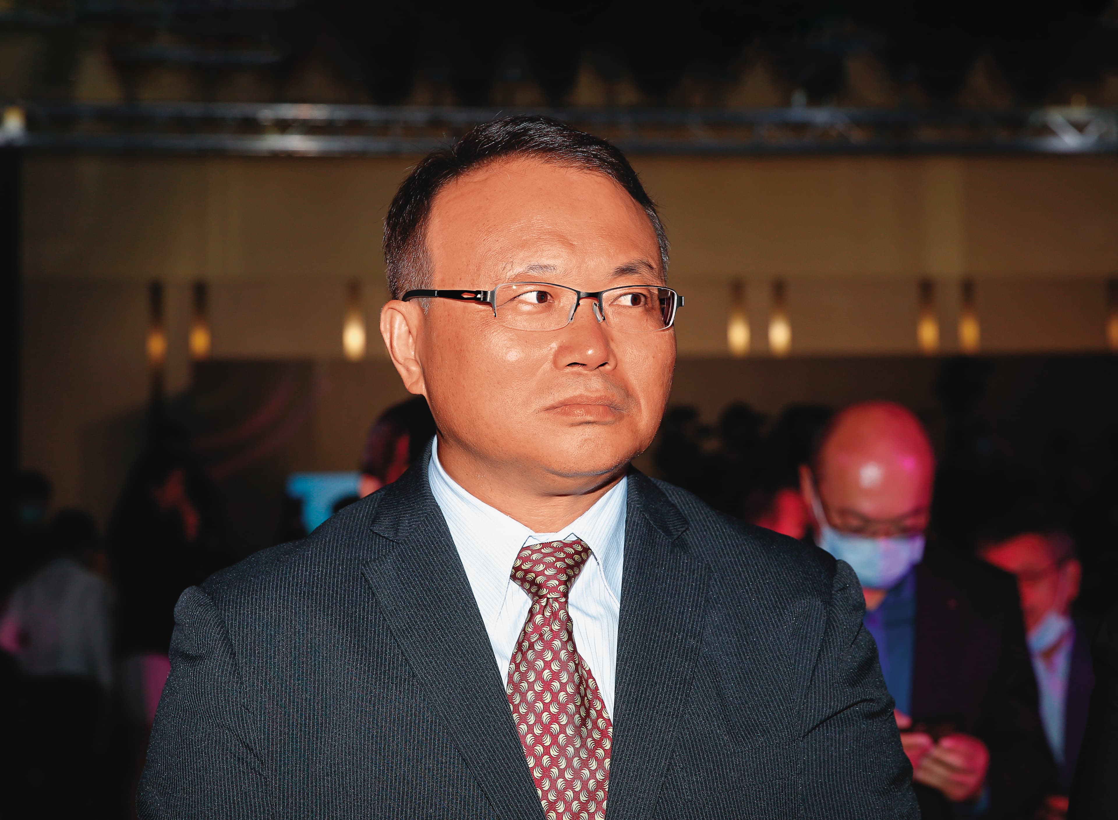 前NCC委員蕭祈宏違法擔任二五電信顧問,暗中替業者穿針引線,企圖疏通與NCC及中華電信的政商關係。