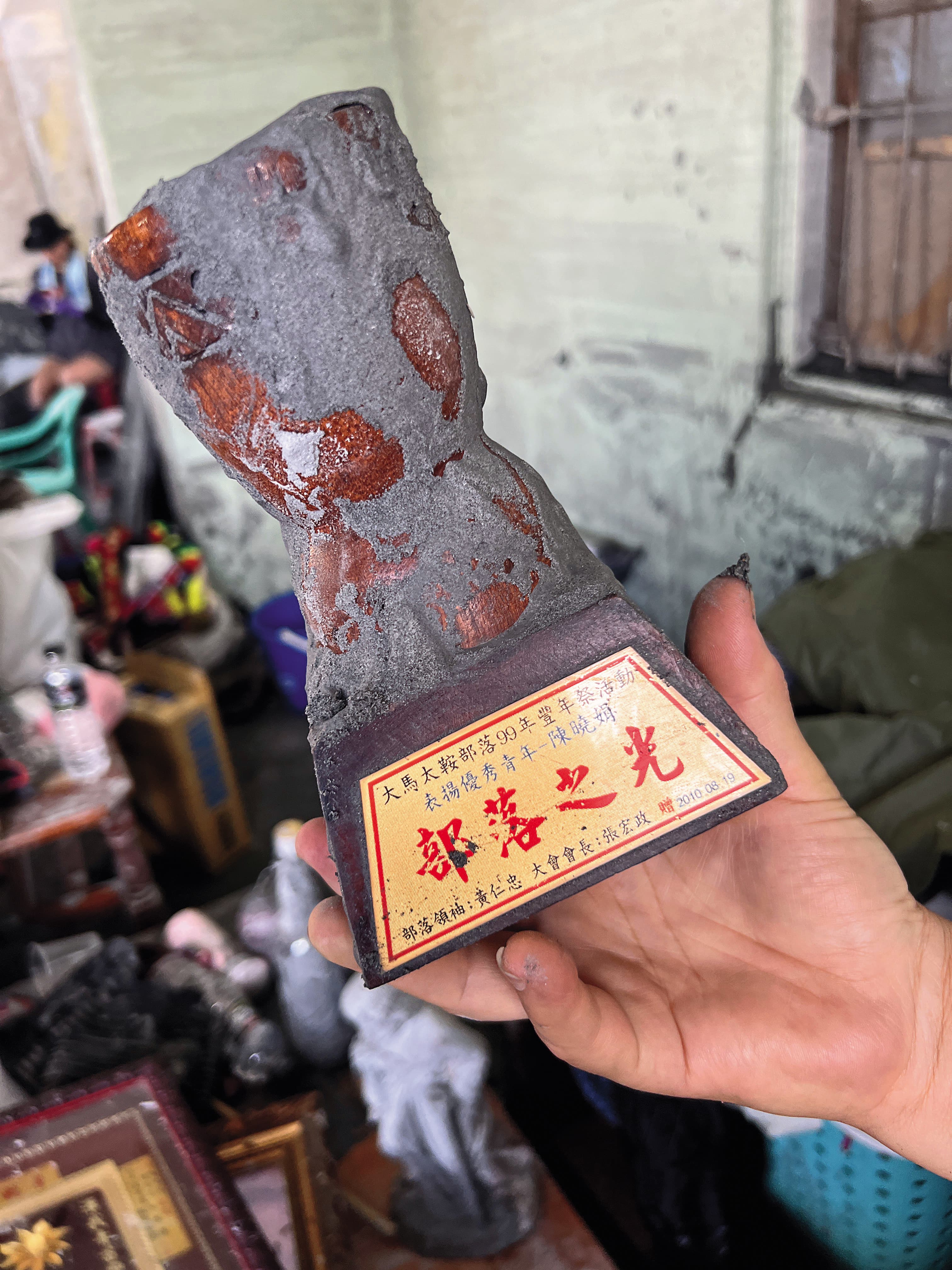 謝村花搶救出女兒陳曉娟的獎盃。(翟翺攝影)