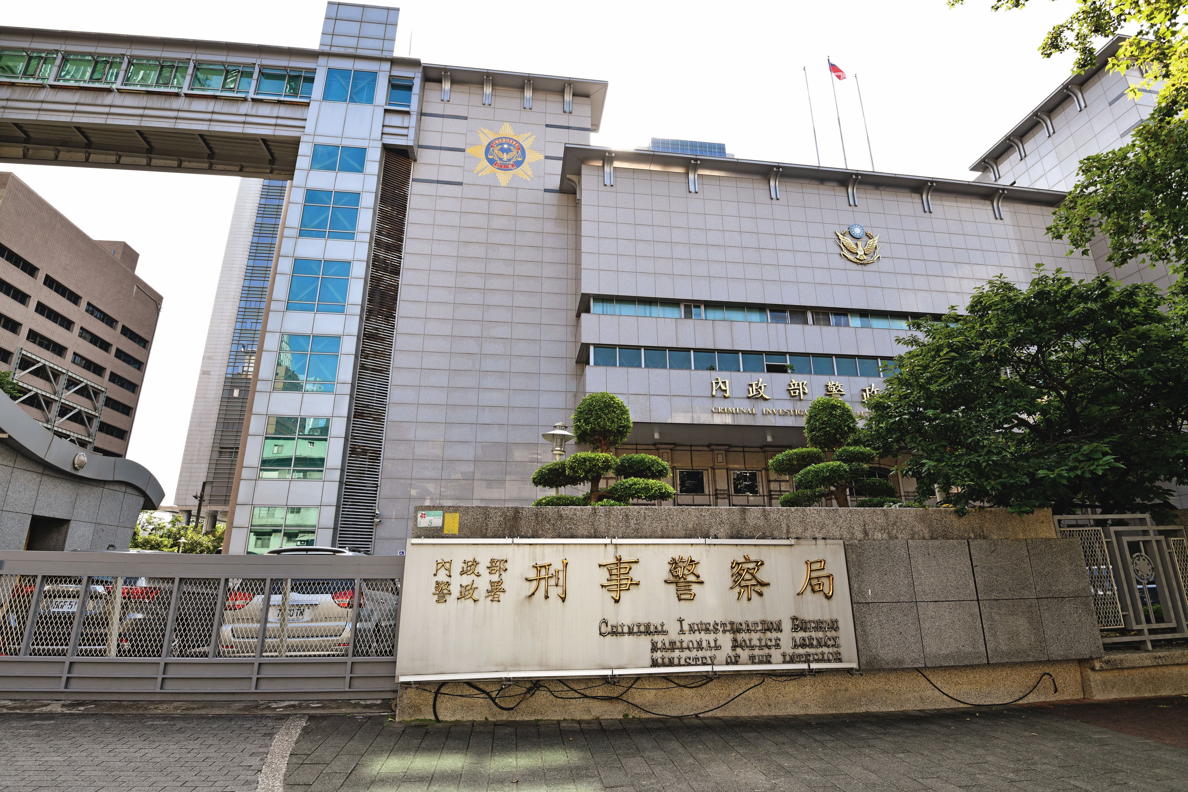 刑事局幹員涉嫌洩密,是否扮演內鬼暗助詐團,專案小組正在追查藏鏡人。