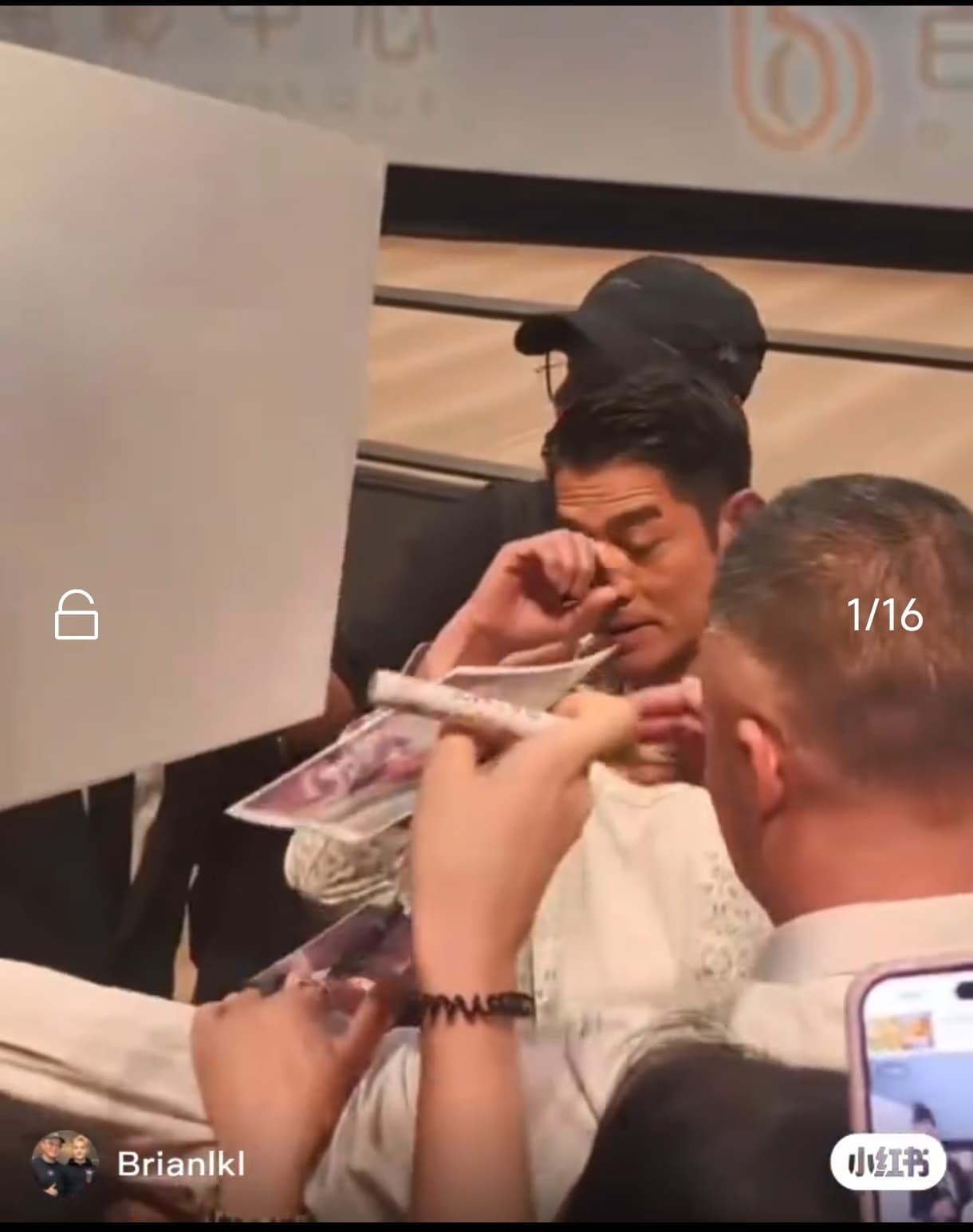 郭富城受到驚嚇後皺眉搖頭,不希望這樣的場面再發生。 (翻攝自小紅書)