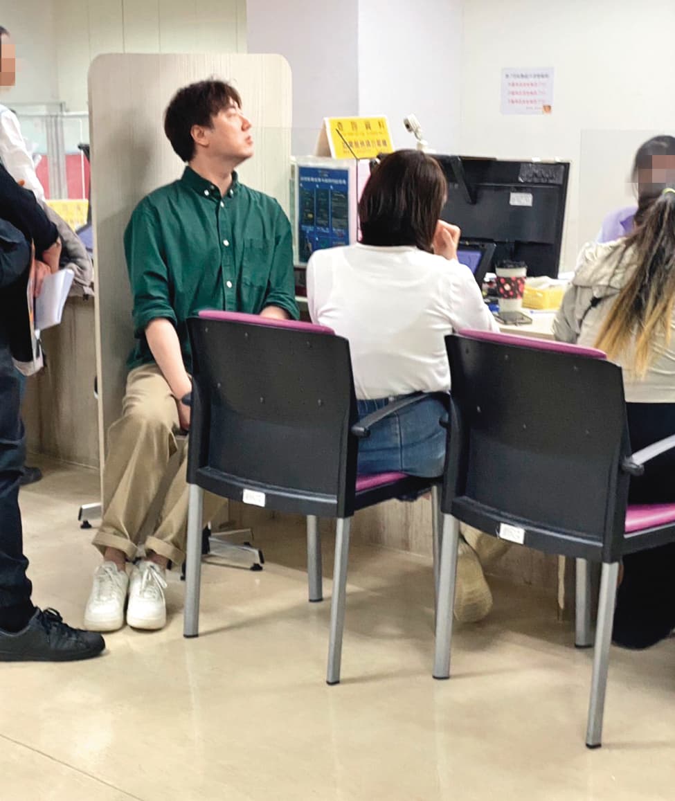14：35 辦理完手續這一刻，馨儀（右）和單為明（左）已是前妻、前夫的身分。