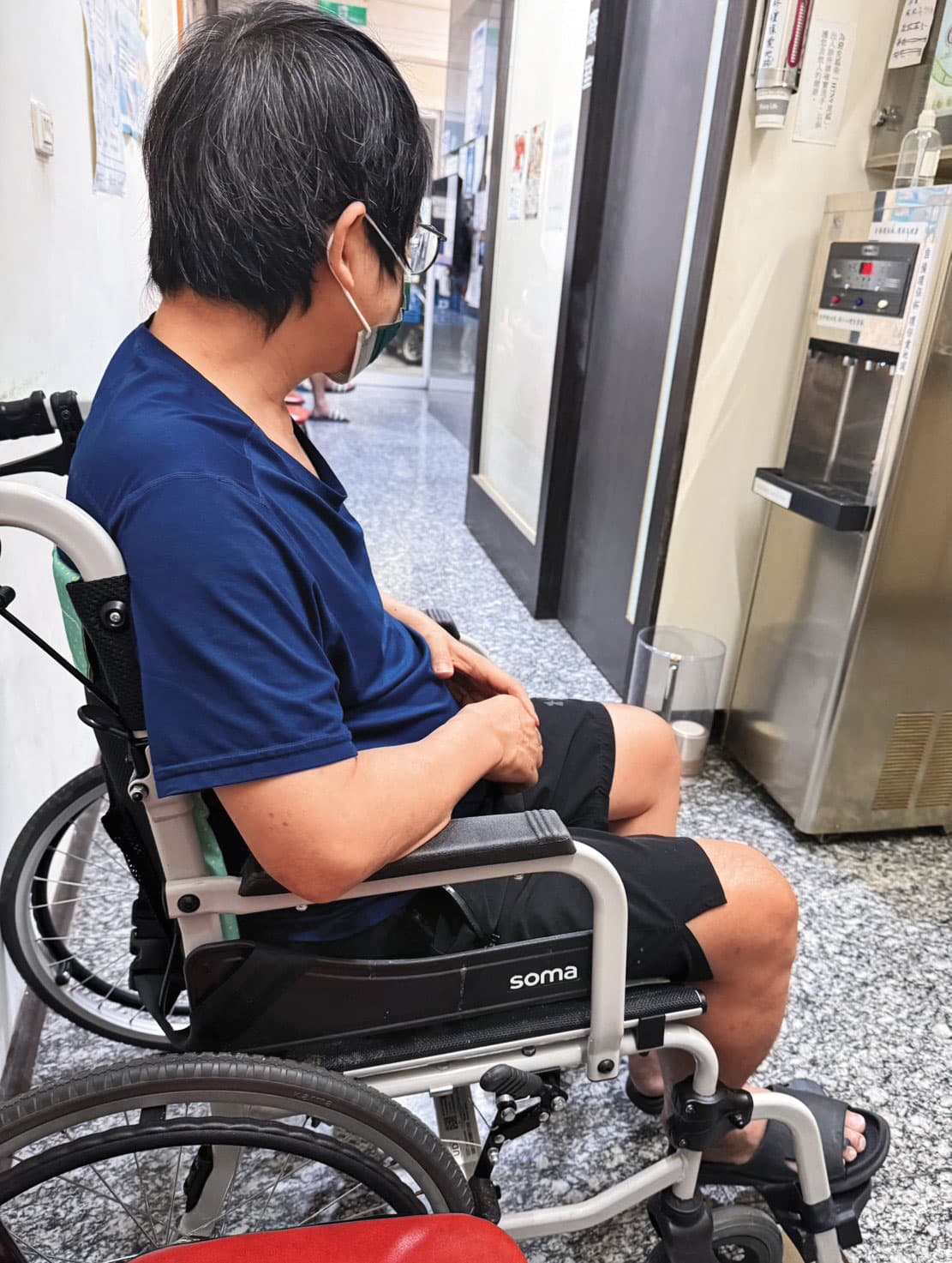 小婷先生罹患小腦萎縮症,去年8月已無法工作,透過不斷爭取領到勞保失能年金。