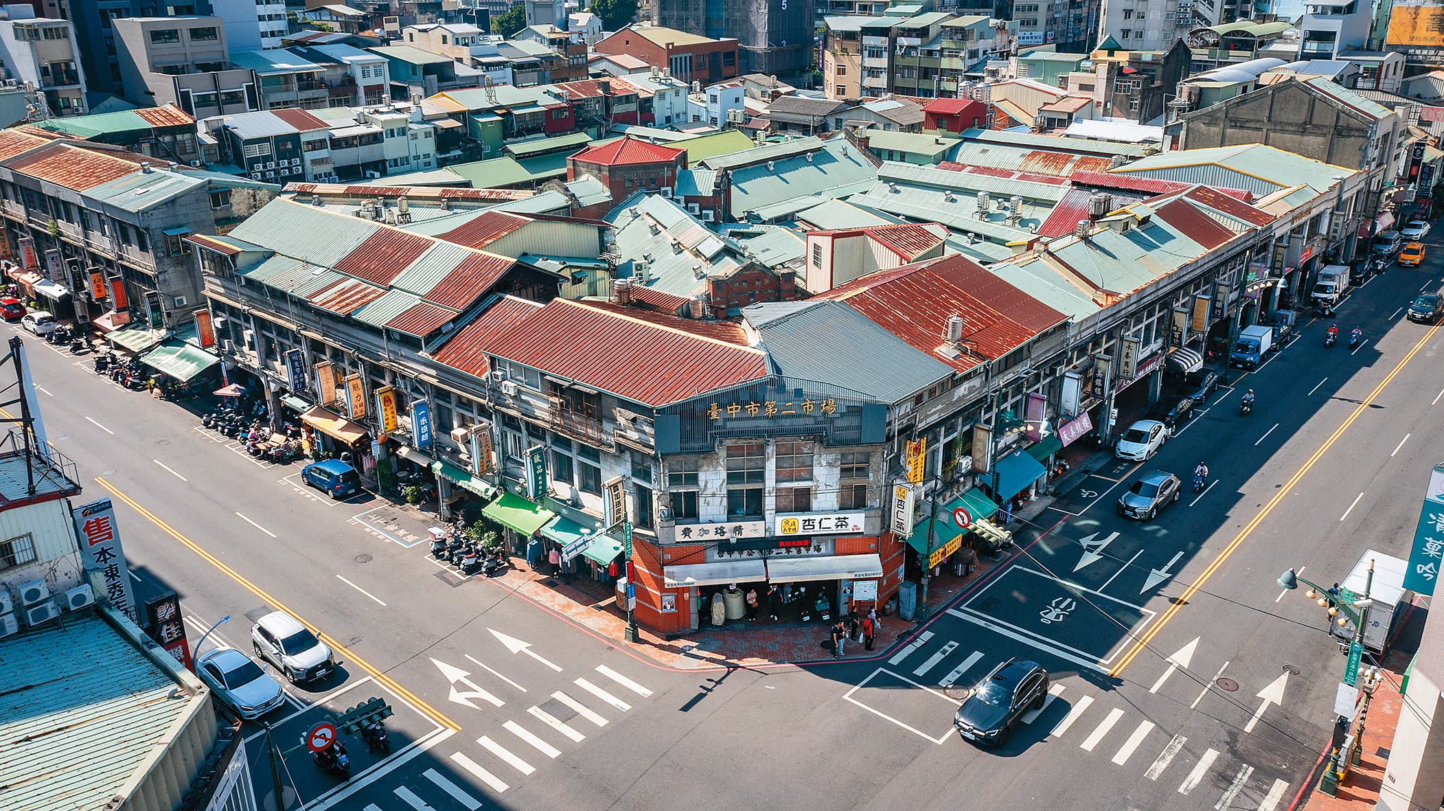 從空中俯瞰台中第二市場的建築全貌,仍然氣勢驚人。