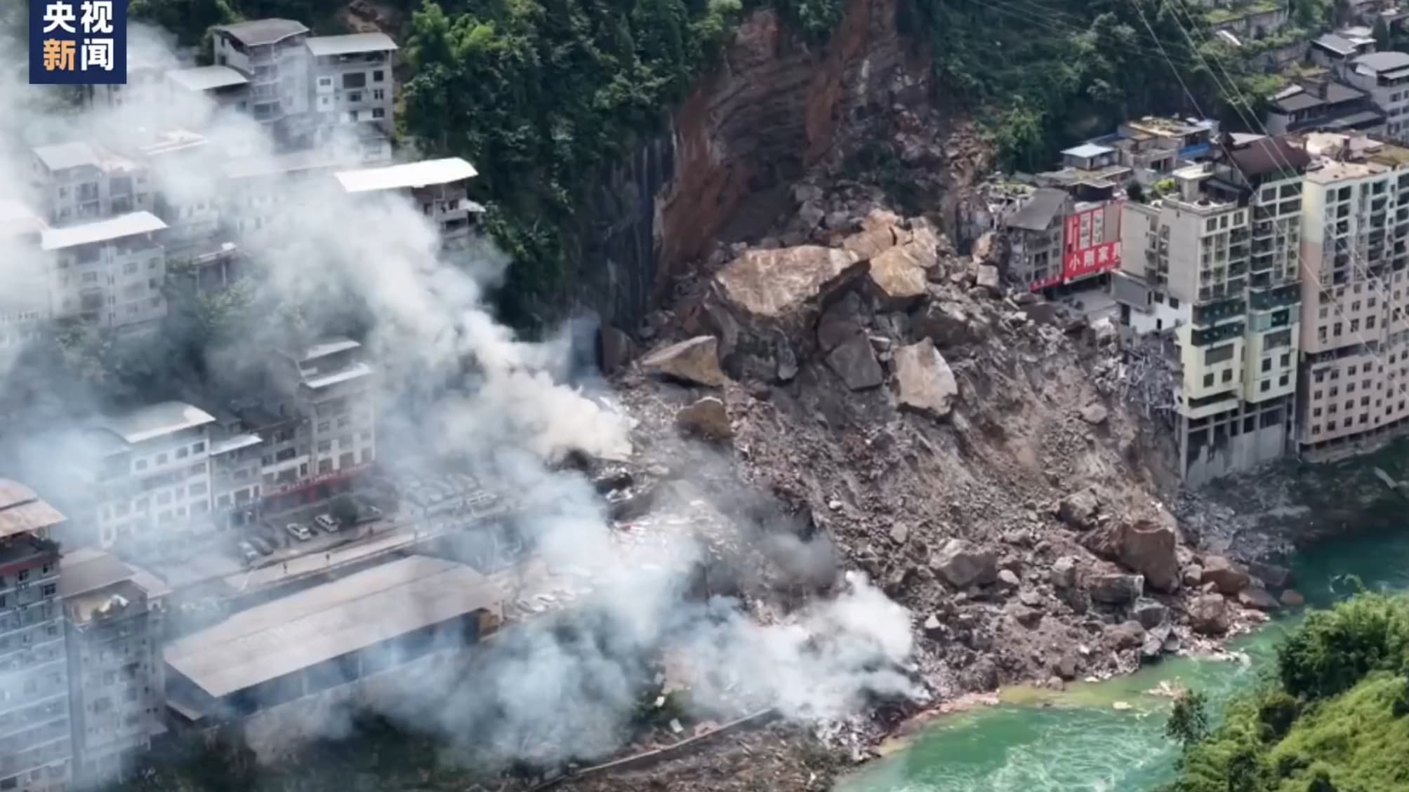 中國重慶彭水發生山崩,多棟建築物遭土石沖垮淹沒,現場畫面令人怵目驚心。(翻攝自X)