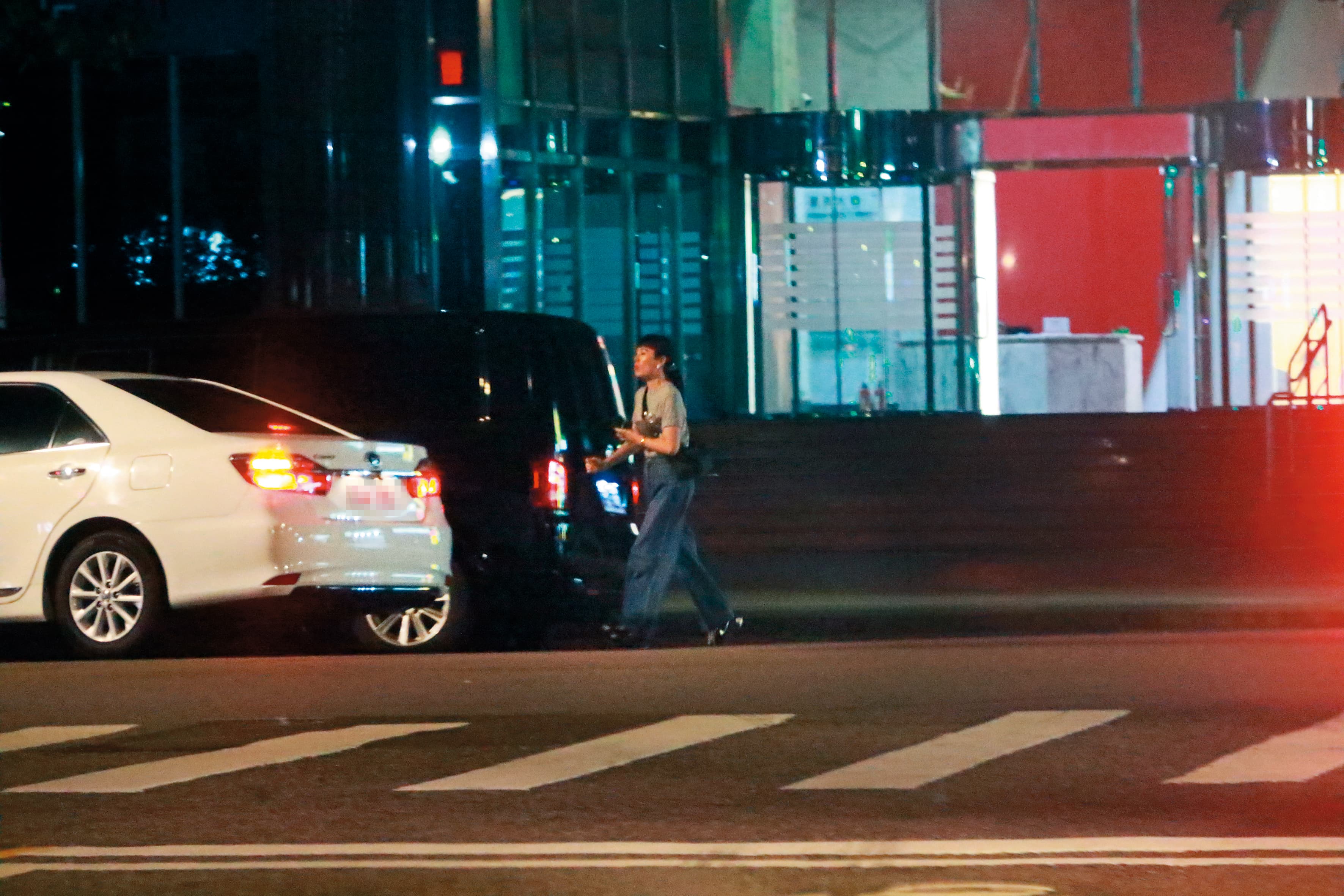 11/8,23:03魏如萱邊喝水邊在路邊耐心等待多元計程車到來,最後搭車回家。