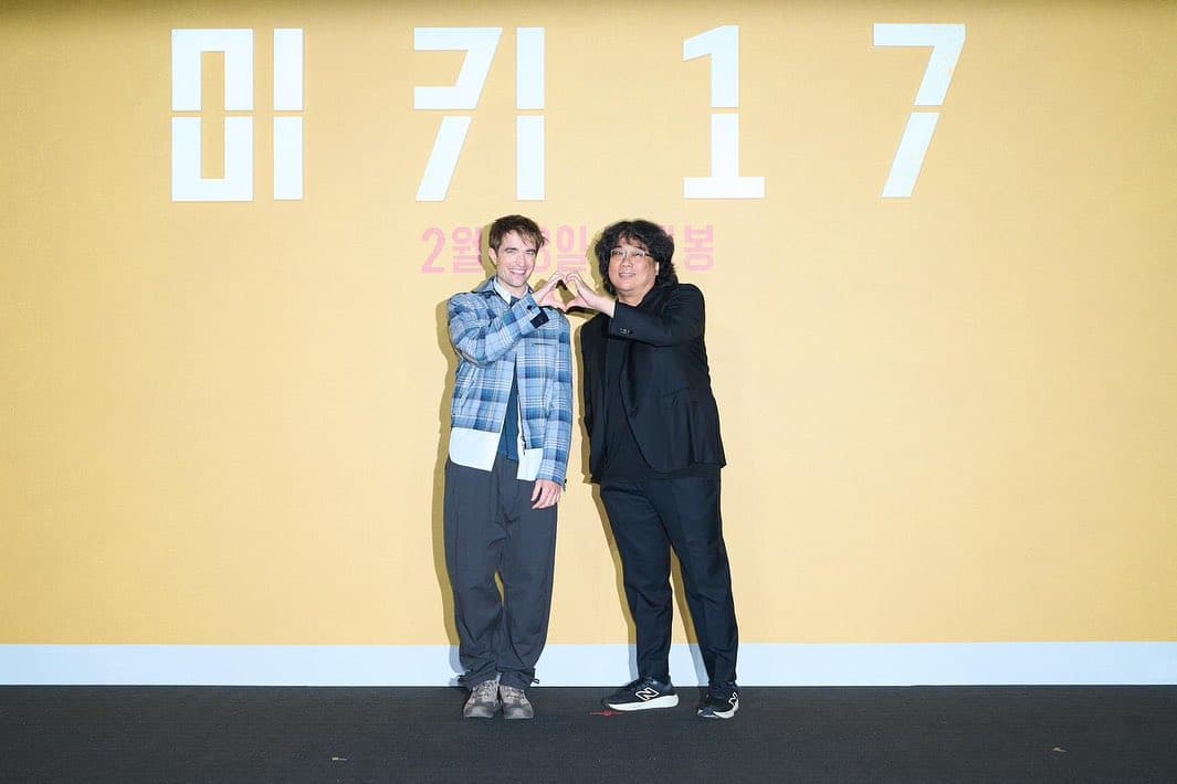 羅伯派汀森(左)上月與奉俊昊導演在韓國合體為電影造勢宣傳。(翻攝自IG@warnerbros.korea)