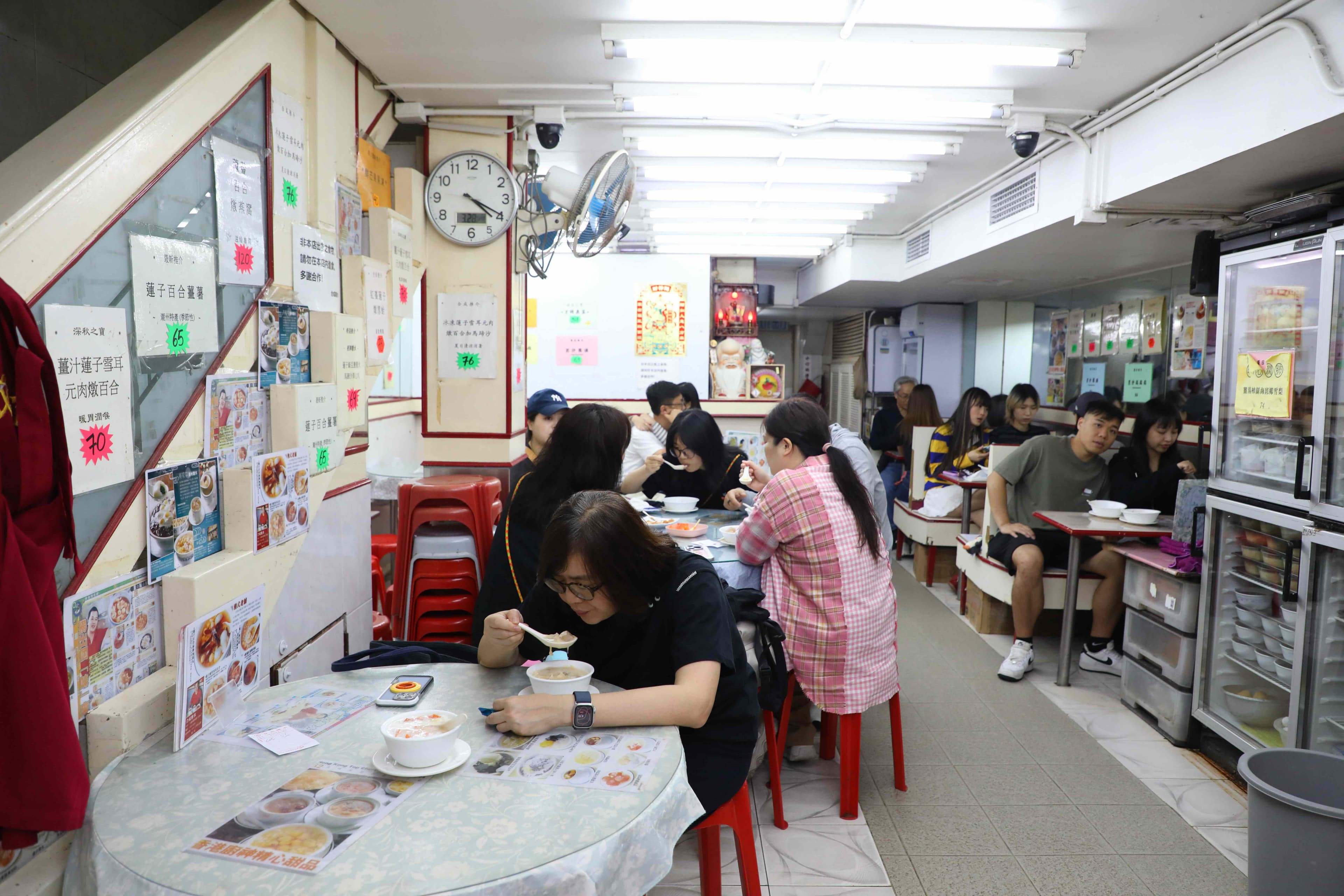 店內維持老糖水舖的原貌,圓桌與卡座充滿懷舊風格。