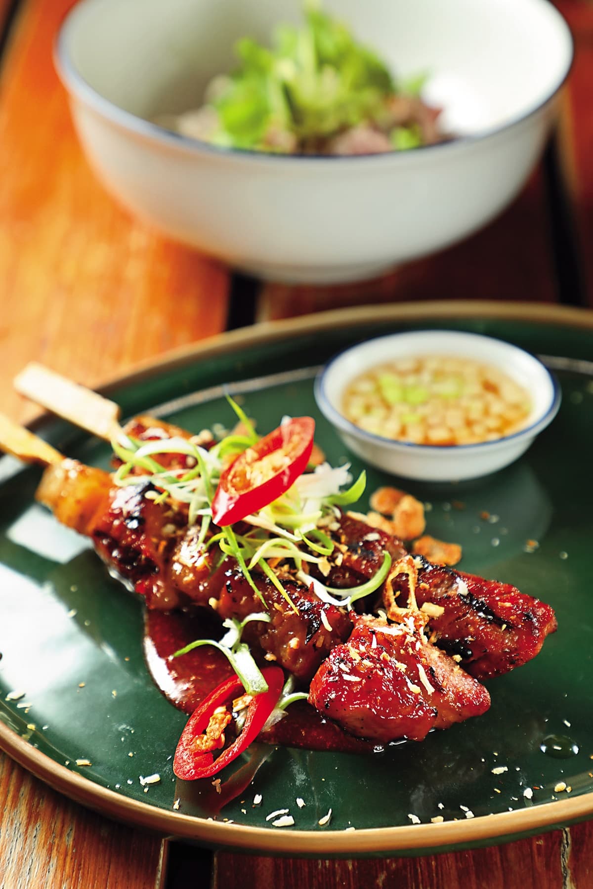 燒烤豬肉串「Moo Ping Bo Larn」適合搭配堅果醬料。（260泰銖／份，約NT$229）