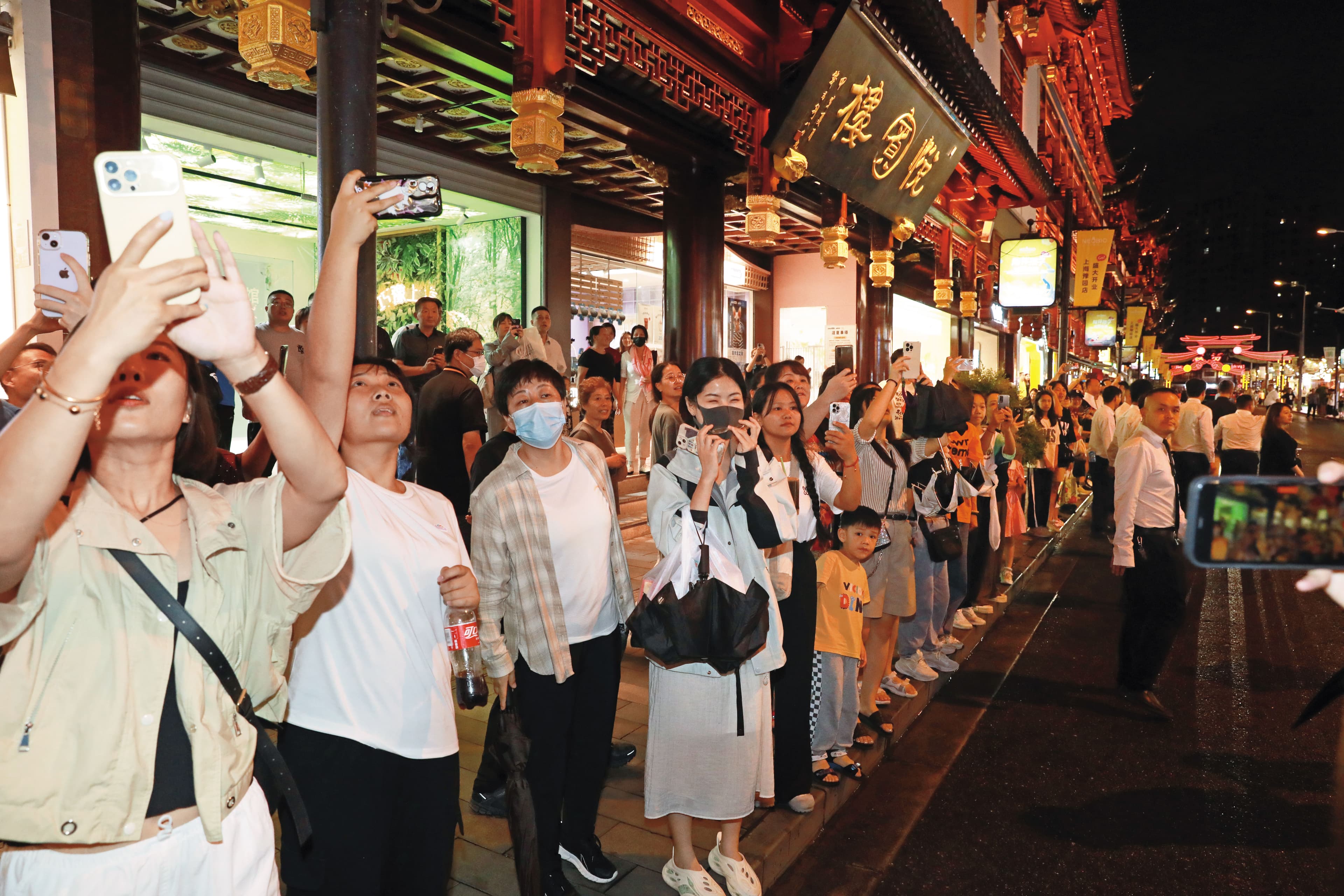 蔣萬安2023年首次參加雙城論壇,吸引上海市民圍觀搶拍照,展現高人氣。