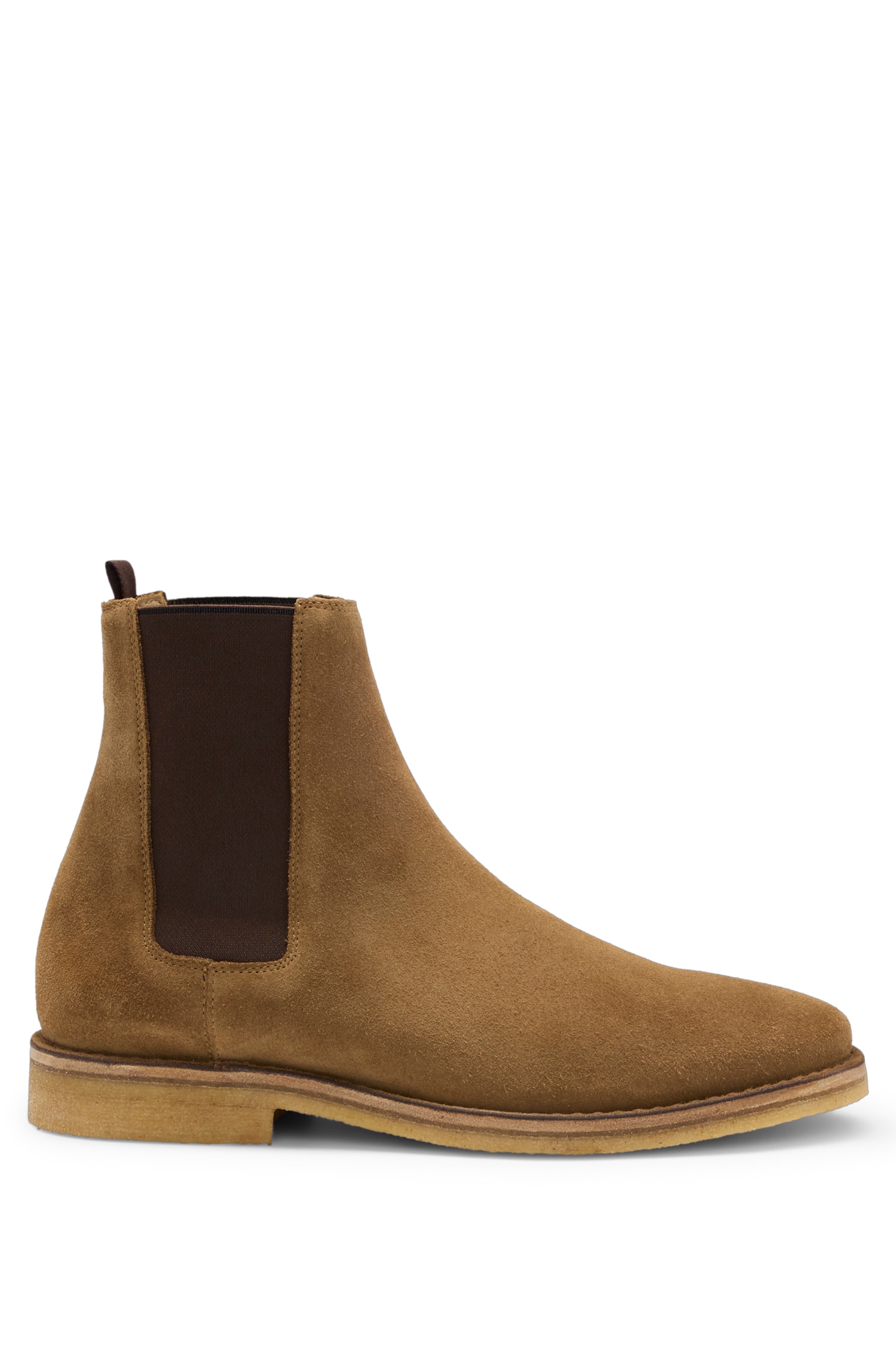 BECKHAM x BOSS系列駝色麂皮切爾西短靴。NT$15,400(BOSS提供)