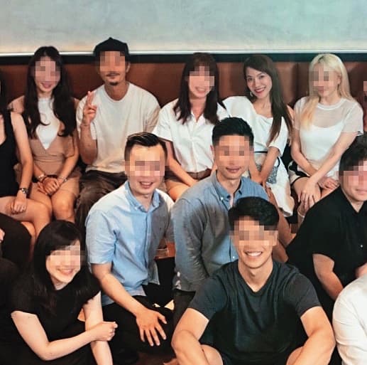 小優(上排右二)常帶男友(上排左二)參加自己的社交圈活動,但拍照時又會刻意隔開男友。(讀者提供)
