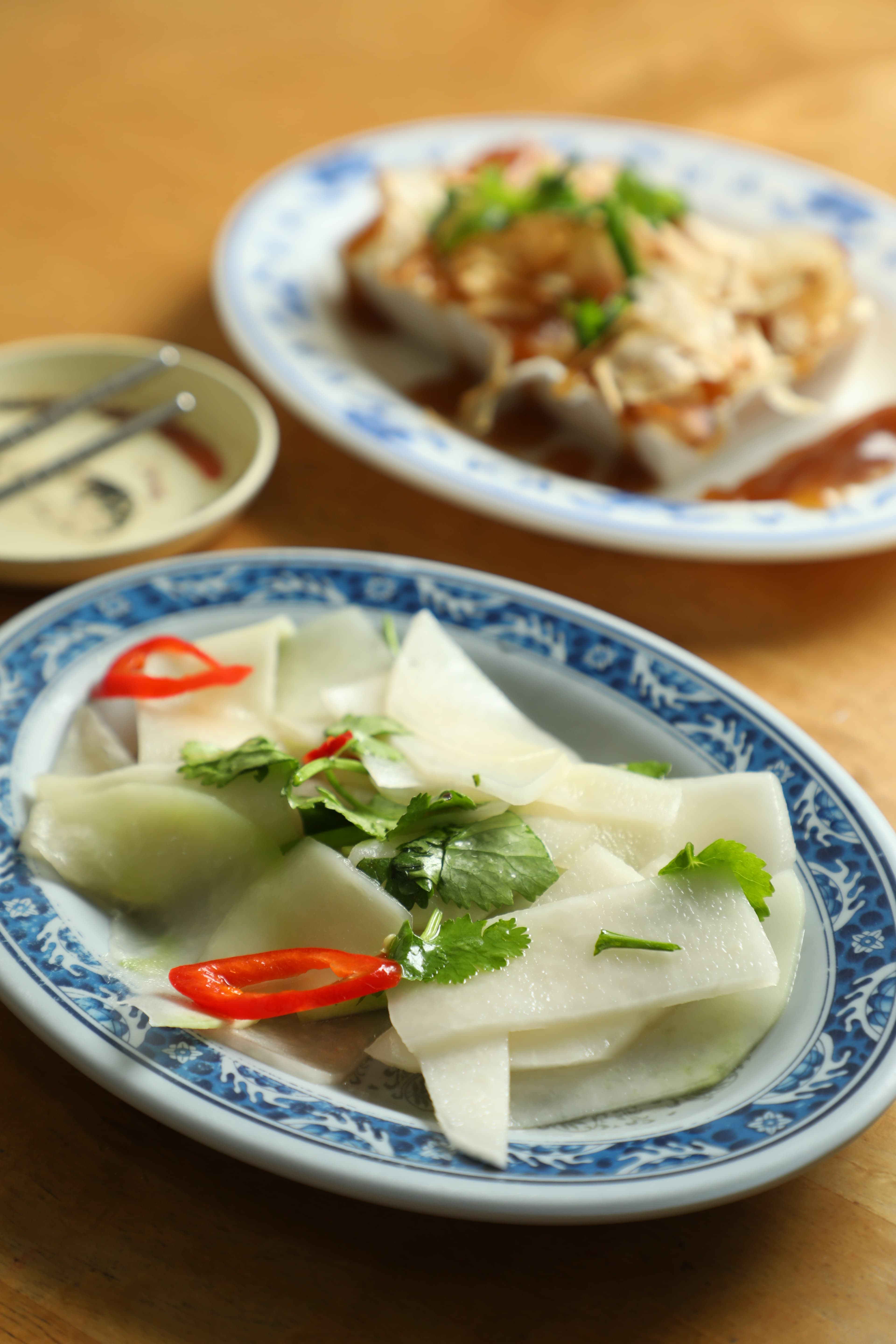 冬季才吃得到的涼拌小菜「大頭菜」，微微酸辣加上爽脆口感非常開胃。（35元／份）