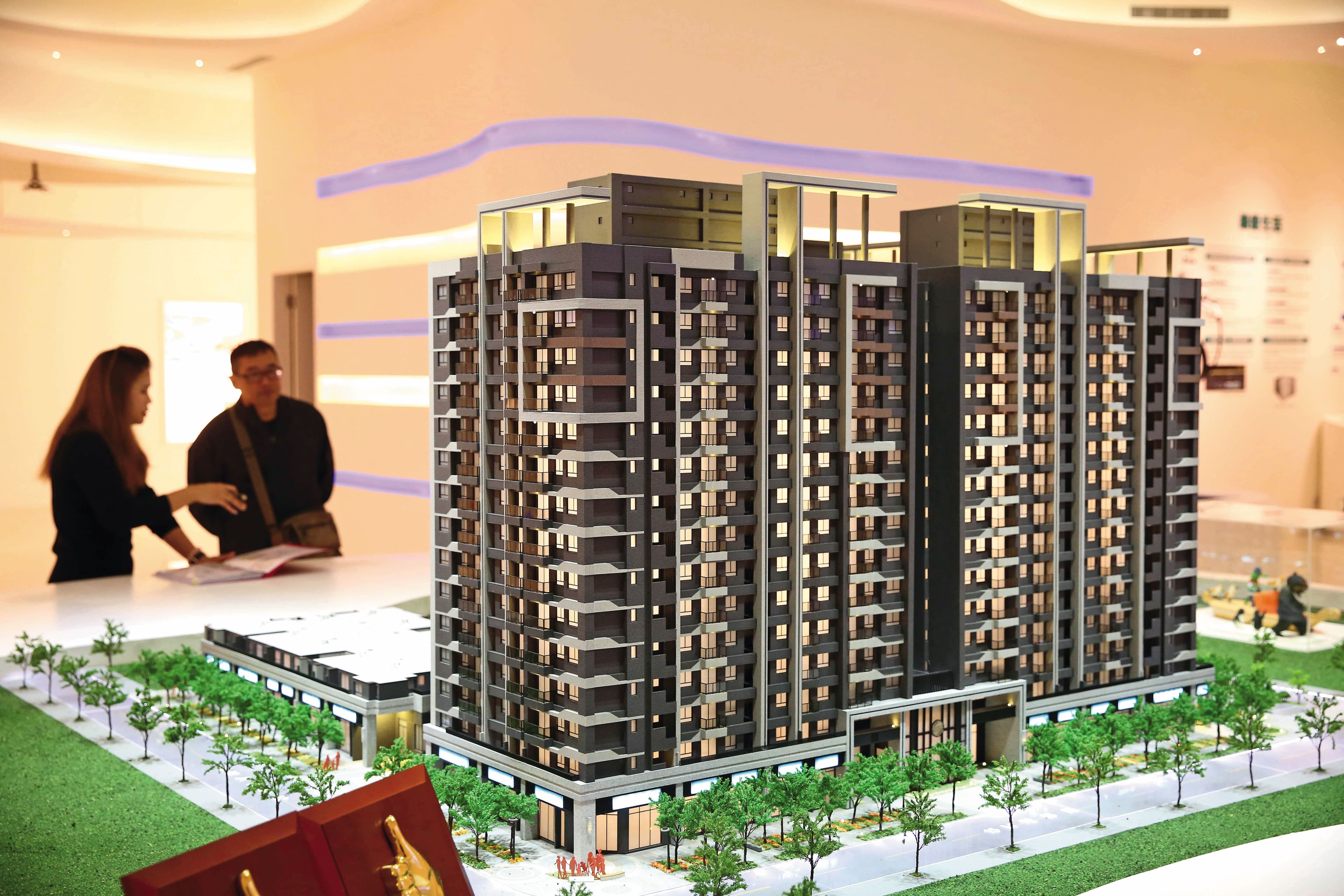 央行嚴加打房,建案銷售現場冷清,中南部已傳出有小建商倒閉。示意畫面,非當事建商。(資料照片)