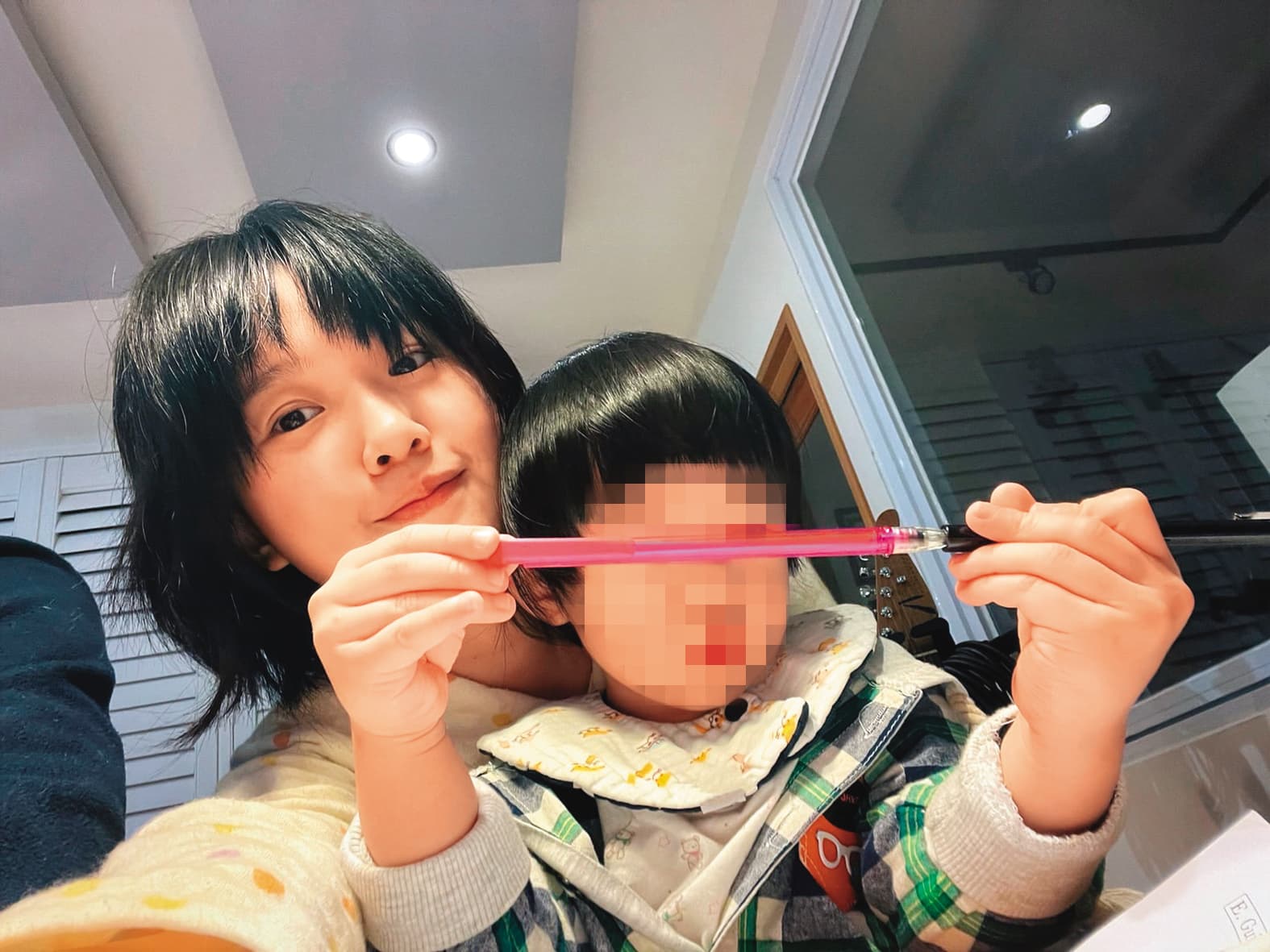 當了媽,讓嚴正嵐(左)拍戲有了更多角度入戲。(翻攝自嚴正嵐IG)