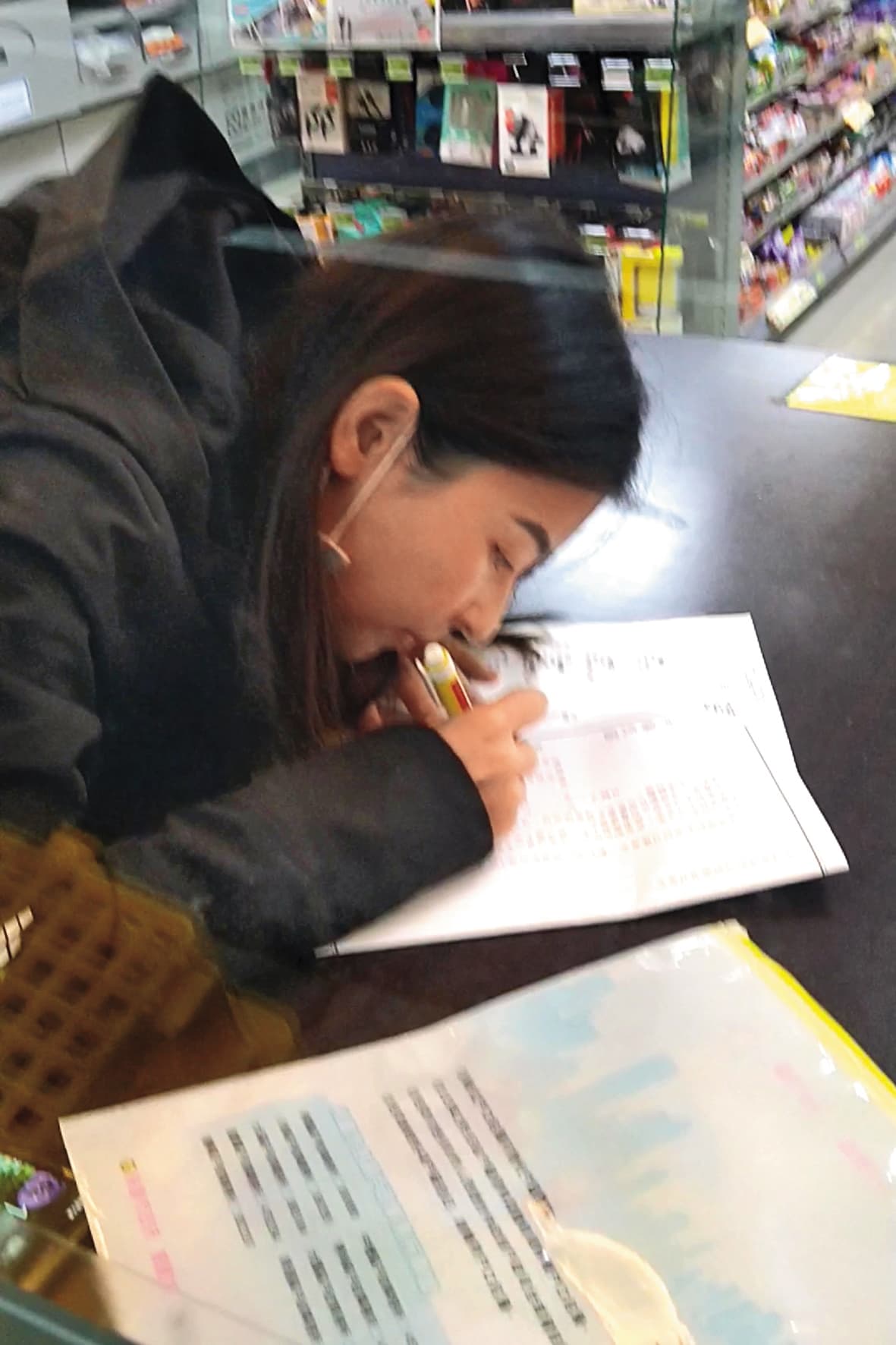 夏米雅辦理「假離婚」在離婚證書的配偶、證人欄上擅自簽名,全程都被韓先生錄影存證提告。(韓先生提供)