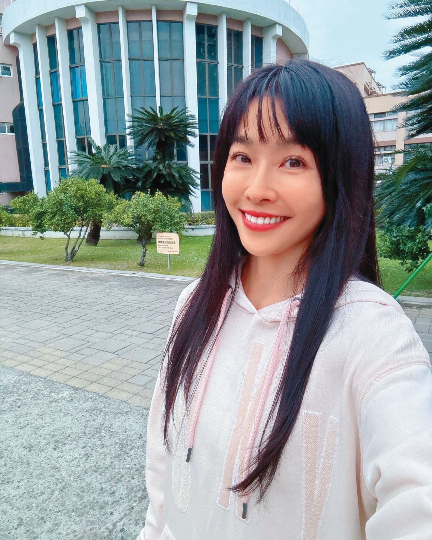 小嫻離婚後以榜首身分考入屏東大學音樂系。(翻攝自小嫻臉書)
