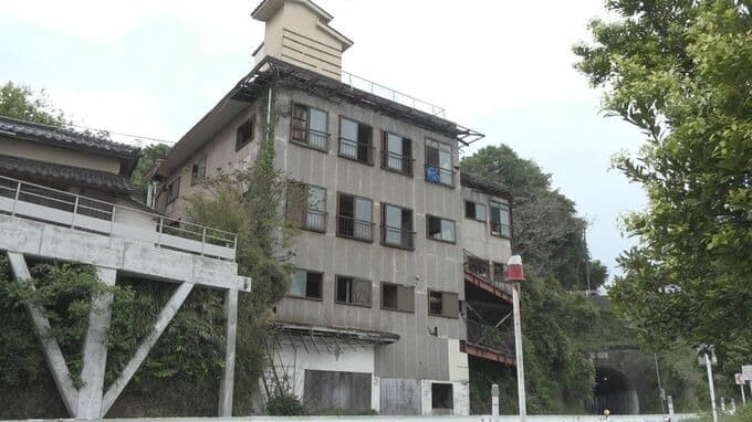 男子當時到這棟廢墟「探訪」,卻意外發現一具女子遺體。(翻自itainews.com)